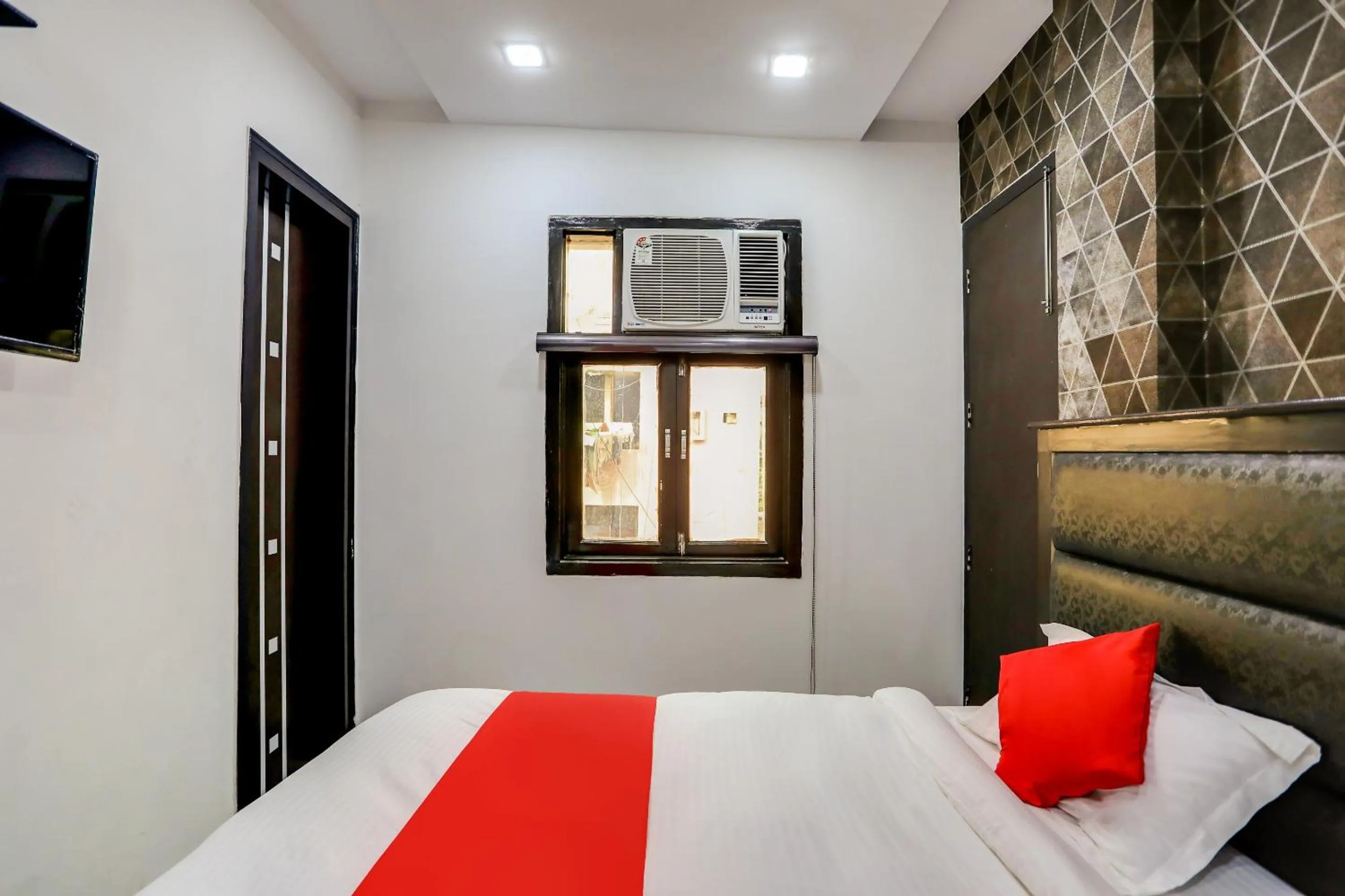 Bedroom, Bed in Hotel O Anshun Residency Near Mk Cinemas Rohini