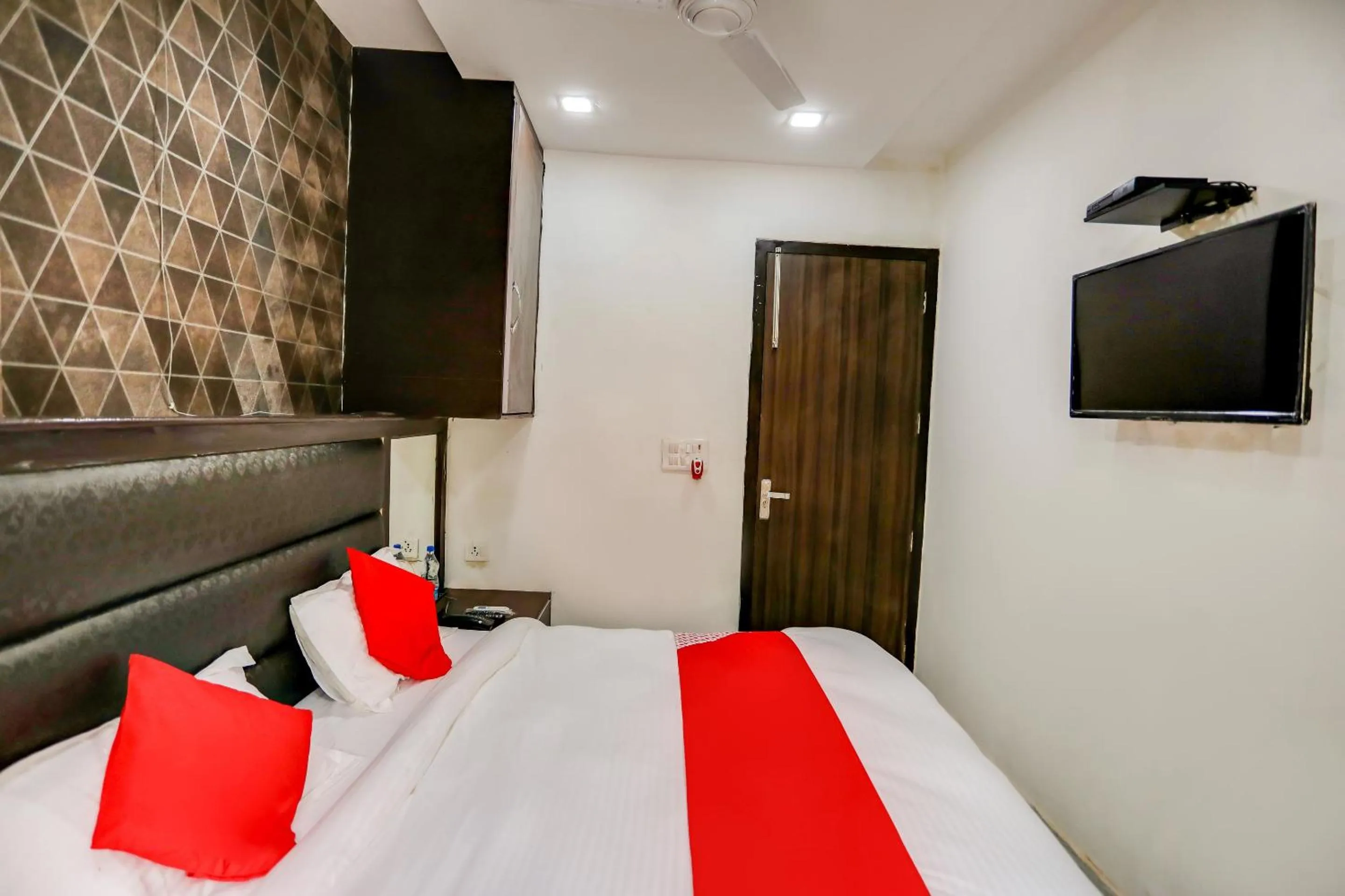 Bedroom, Bed in Hotel O Anshun Residency Near Mk Cinemas Rohini