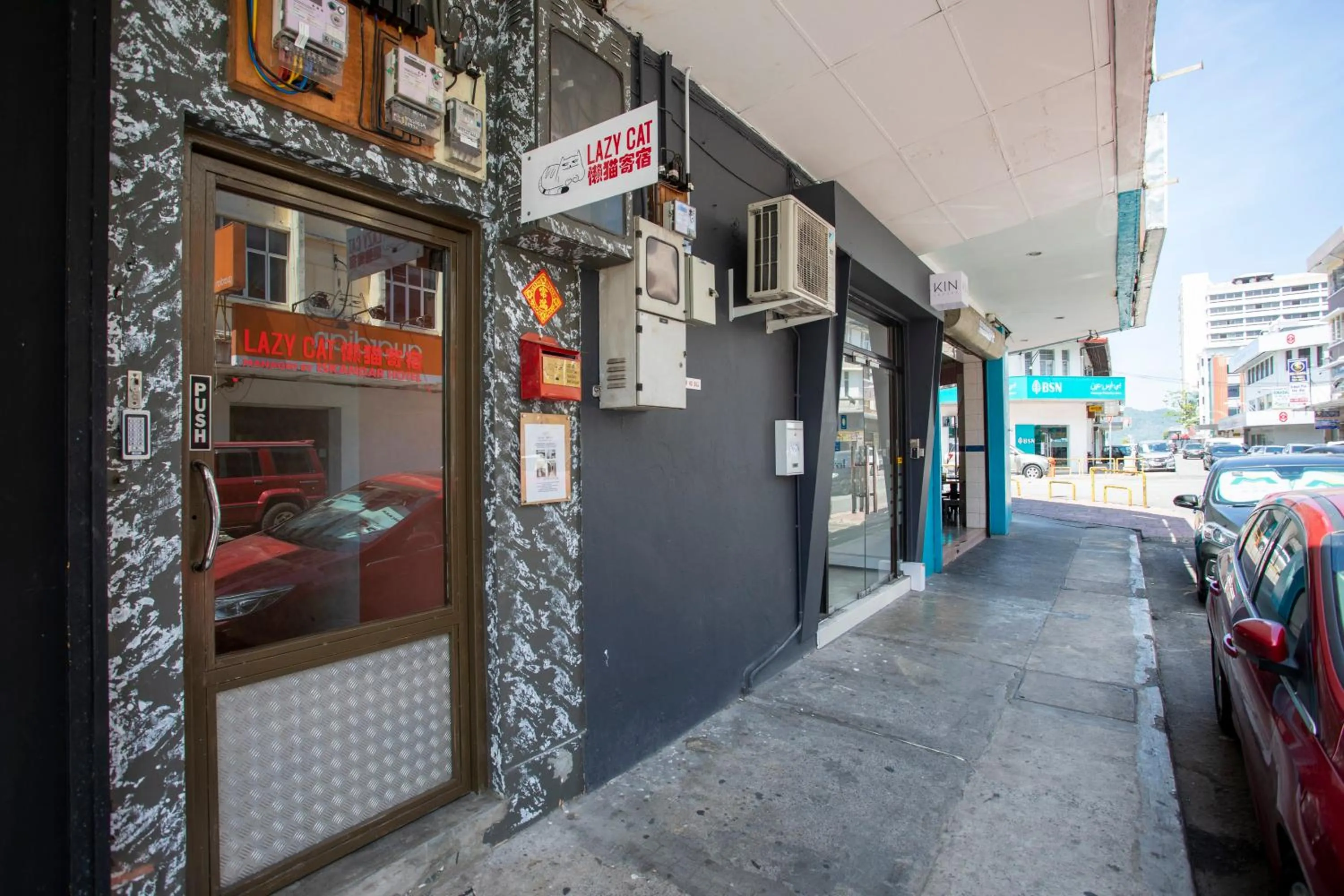Facade/entrance in Lazy Cat Home At Gaya Street