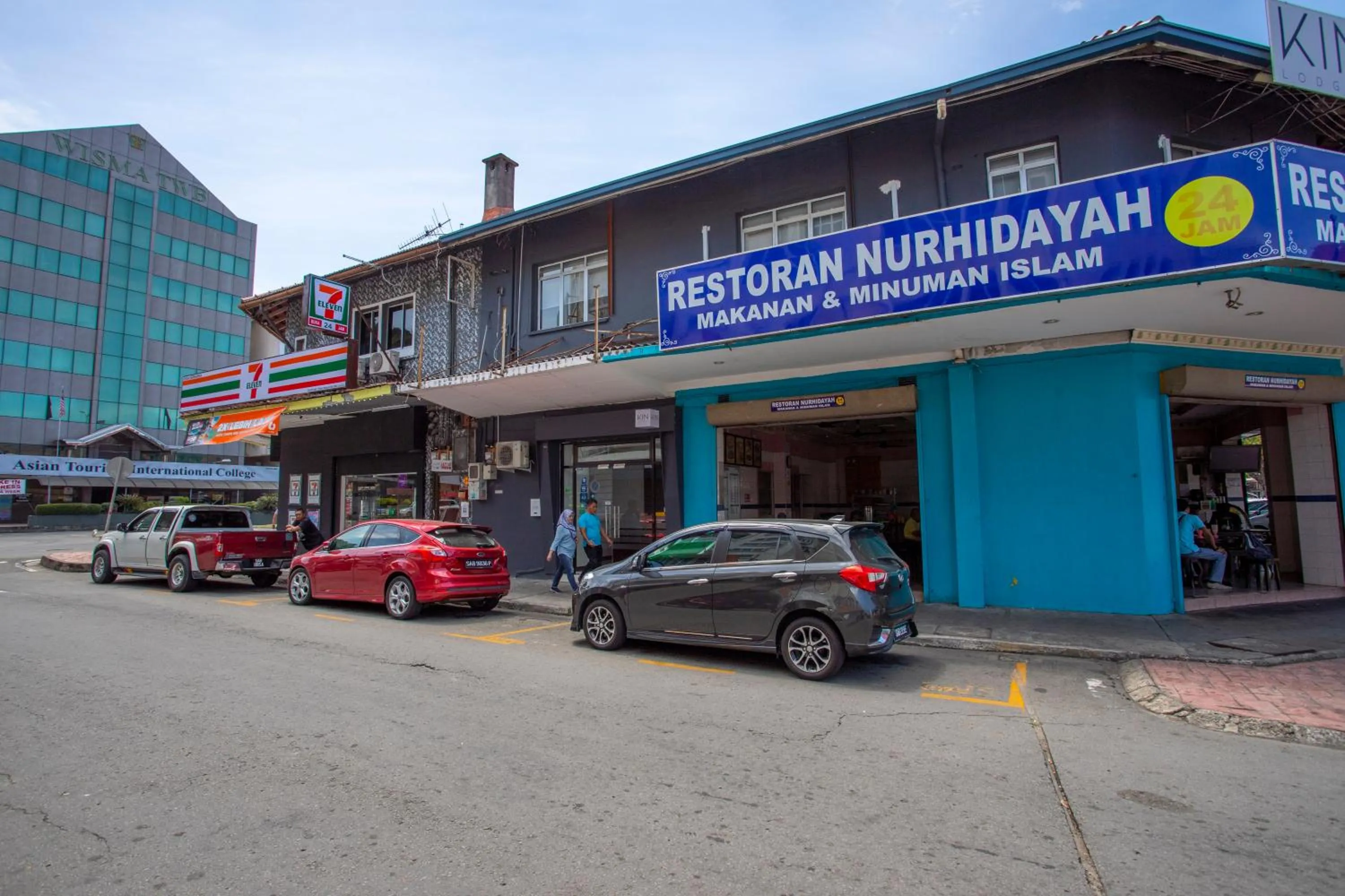 Facade/entrance in Lazy Cat Home At Gaya Street