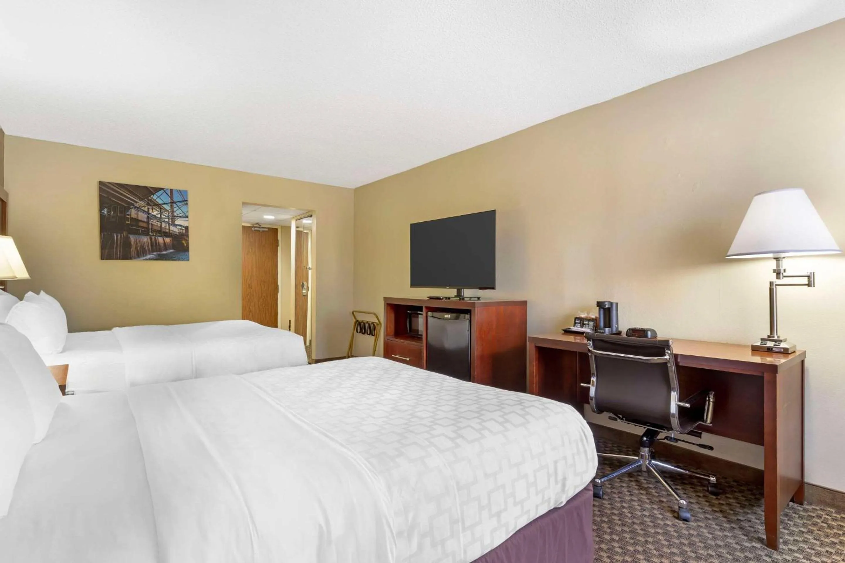 Bedroom, Bed in Clarion Pointe Durham Research Triangle Park