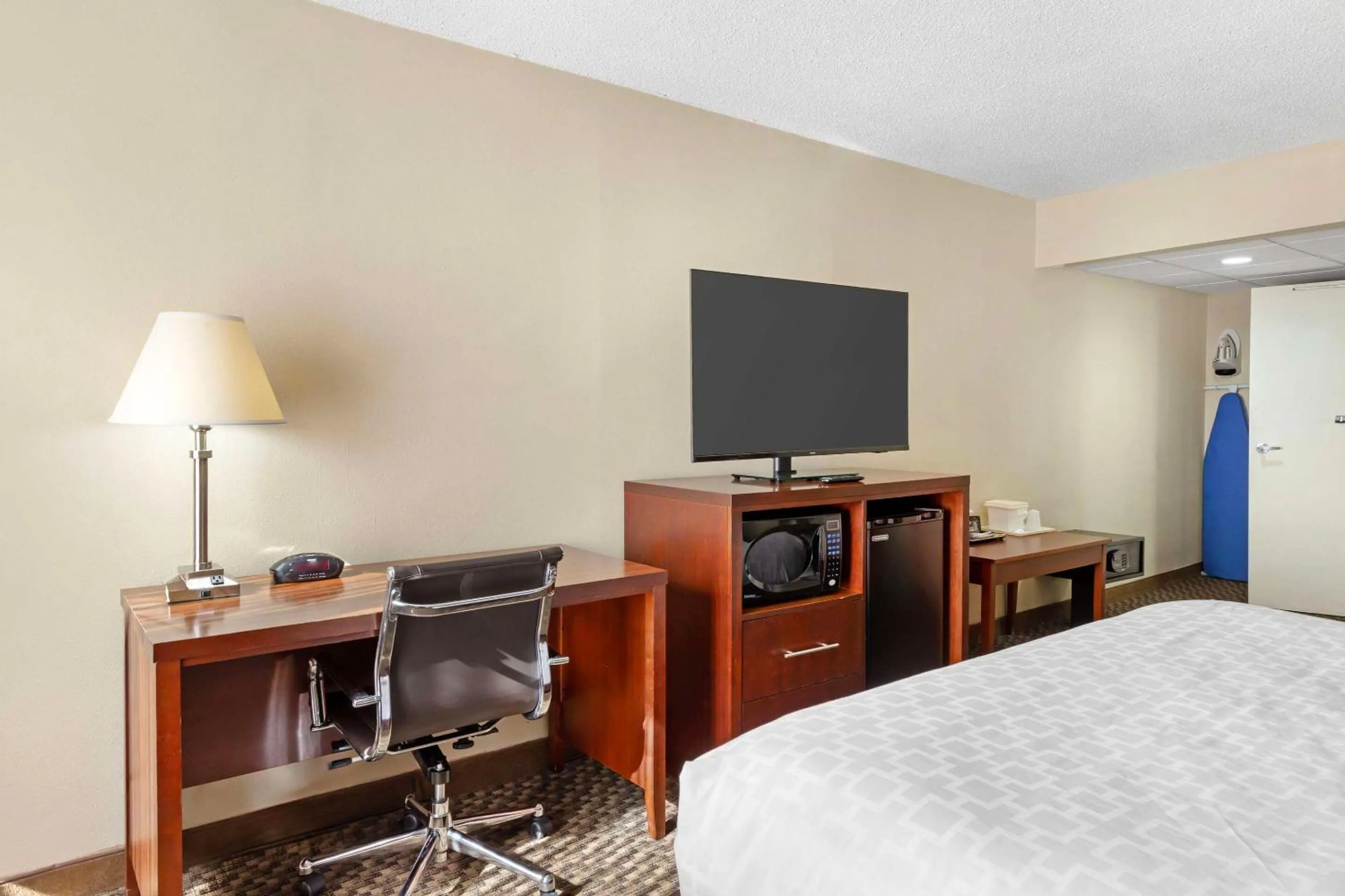 Bedroom, Bed in Clarion Pointe Durham Research Triangle Park