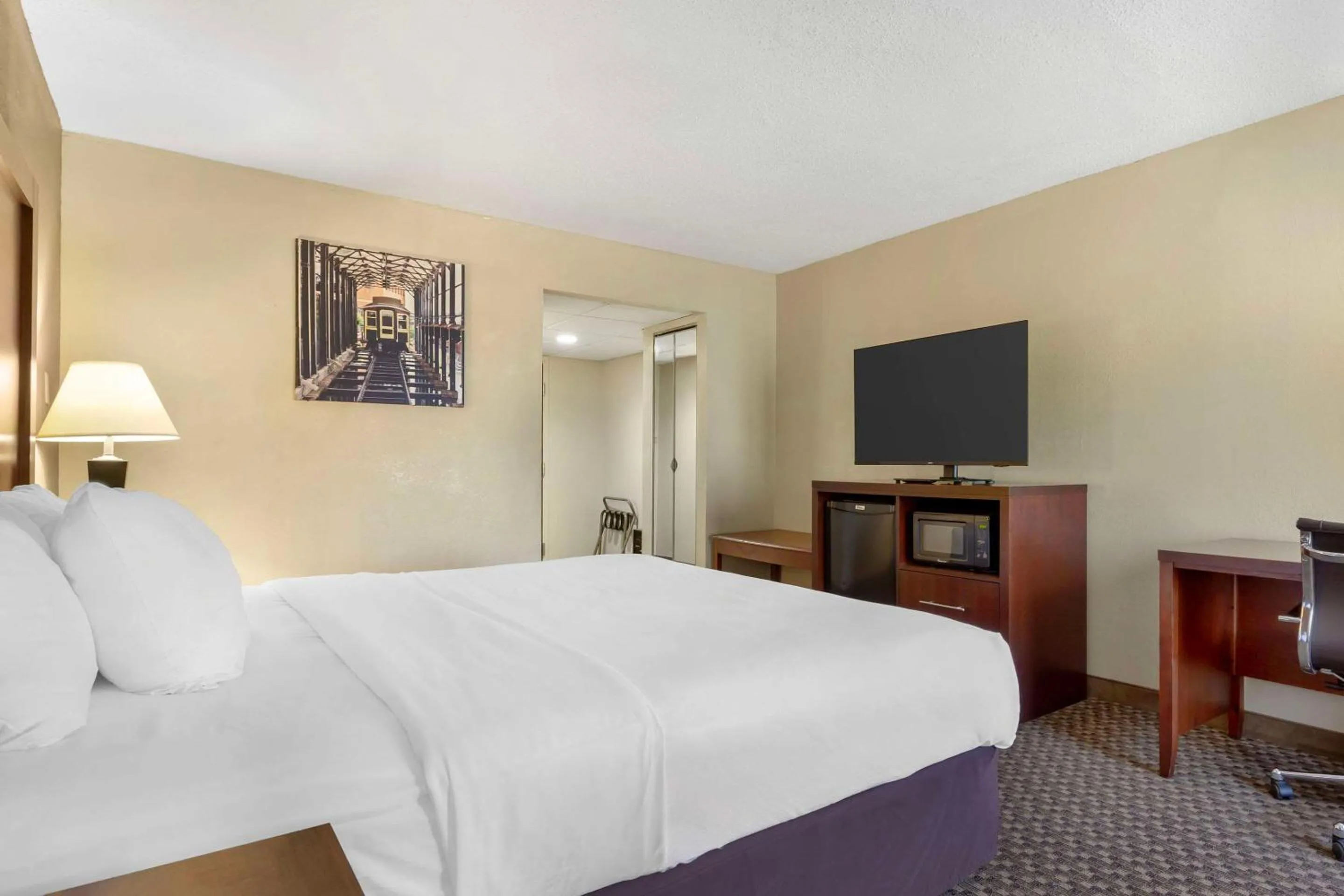 Bedroom, Bed in Clarion Pointe Durham Research Triangle Park
