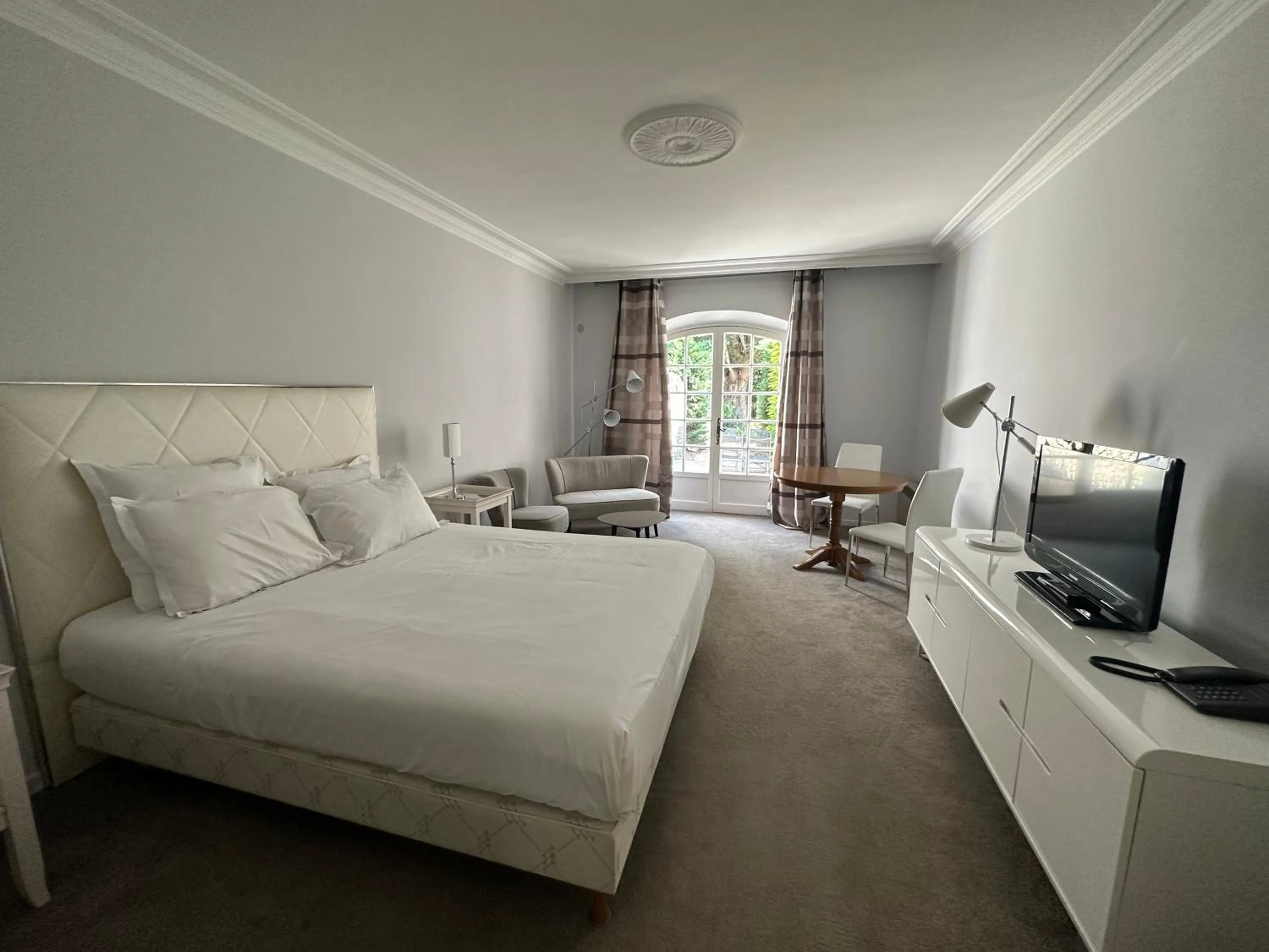 Bed in Hostellerie Le Roy Soleil