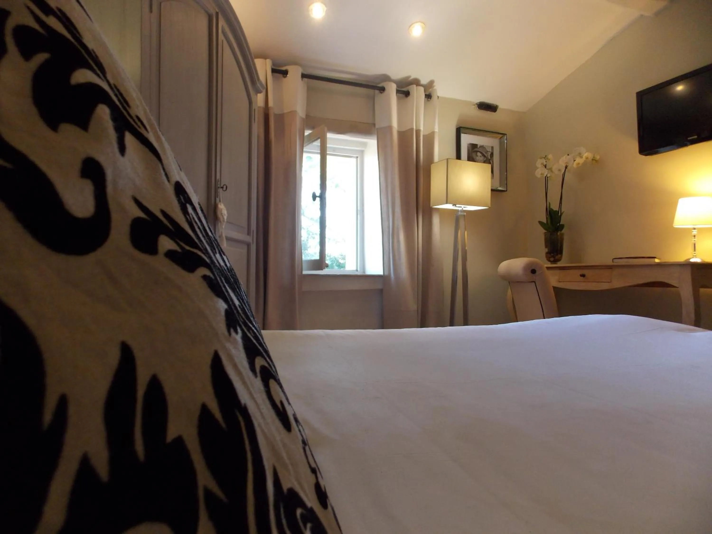 TV and multimedia, Bed in Hostellerie Le Roy Soleil