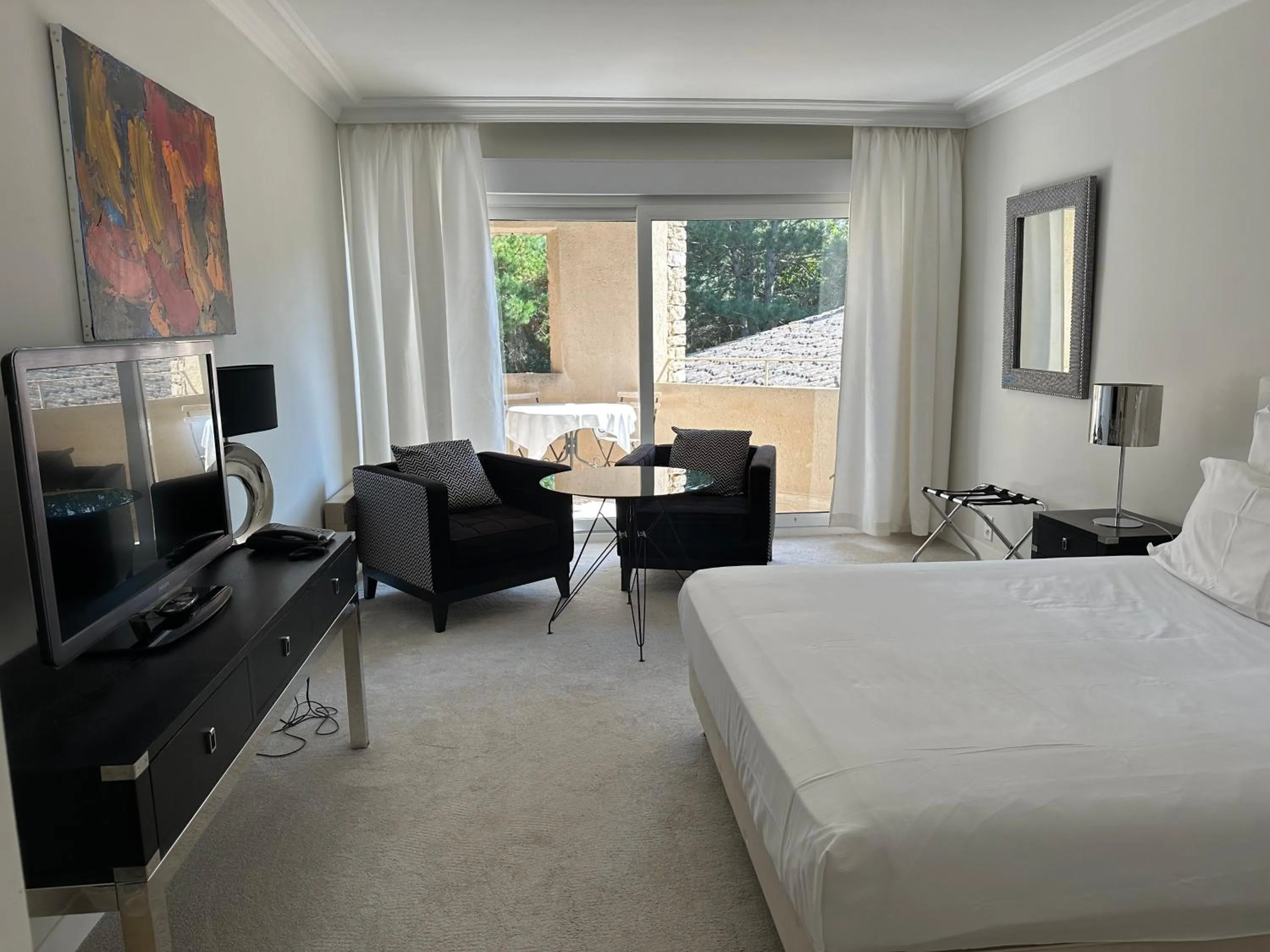 Bed in Hostellerie Le Roy Soleil