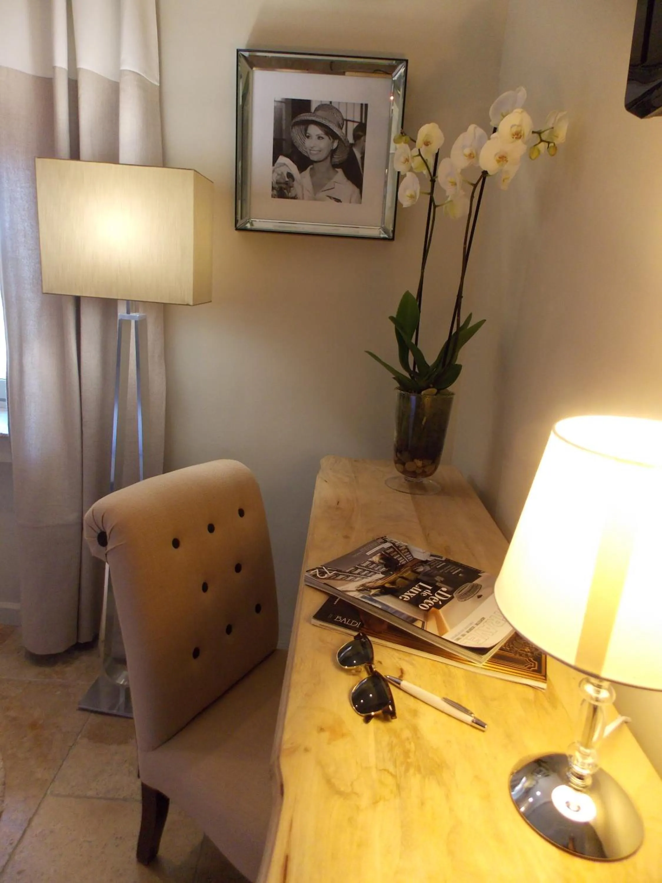 Seating area in Hostellerie Le Roy Soleil