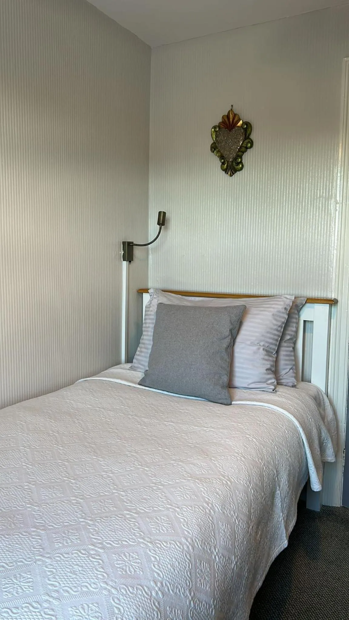 Bed in Greylands Guest House