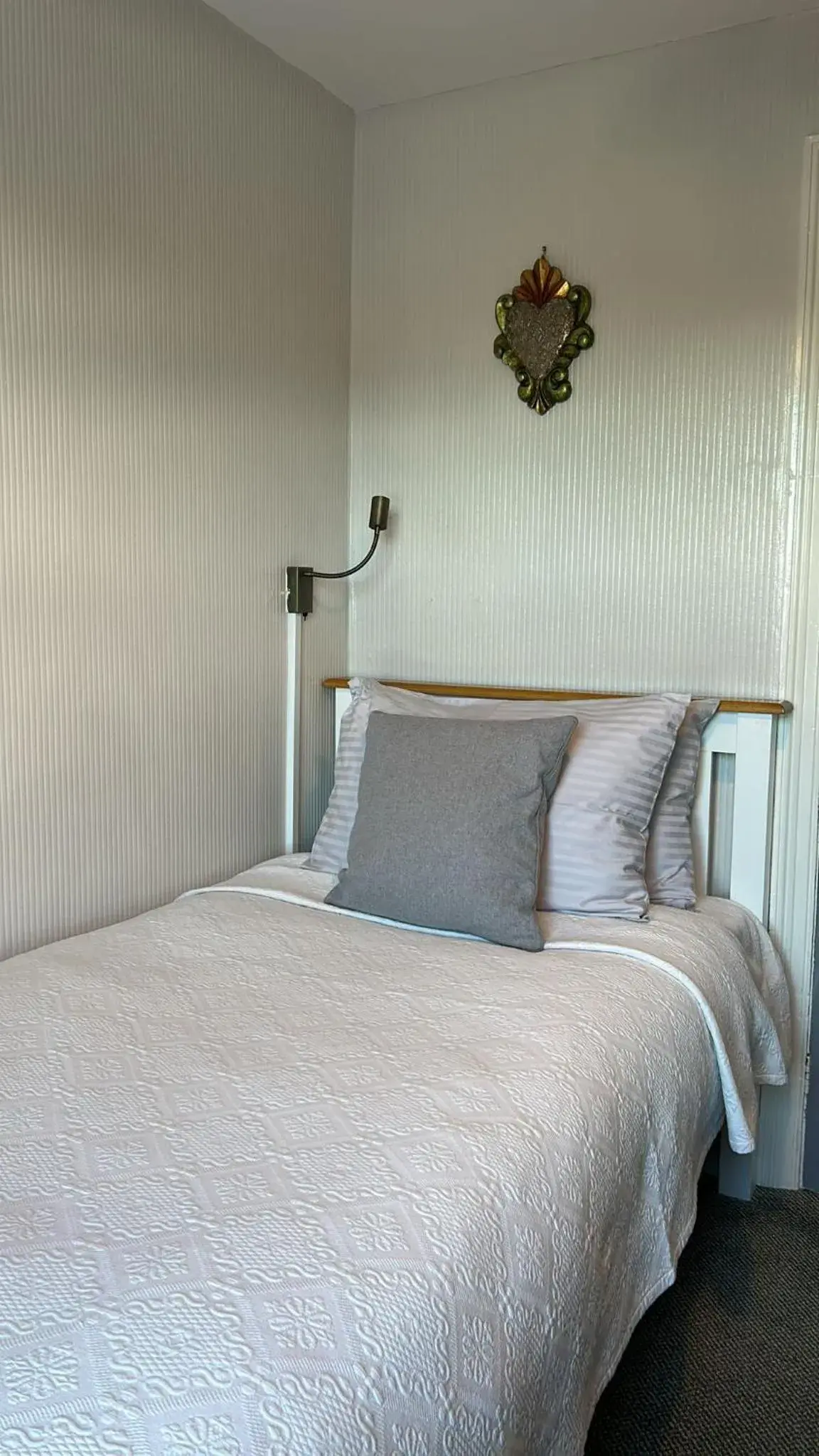Single Room with Private External Bathroom - single occupancy in Greylands Guest House Single Room with Private External Bathroom - single occupancy in Greylands Guest House