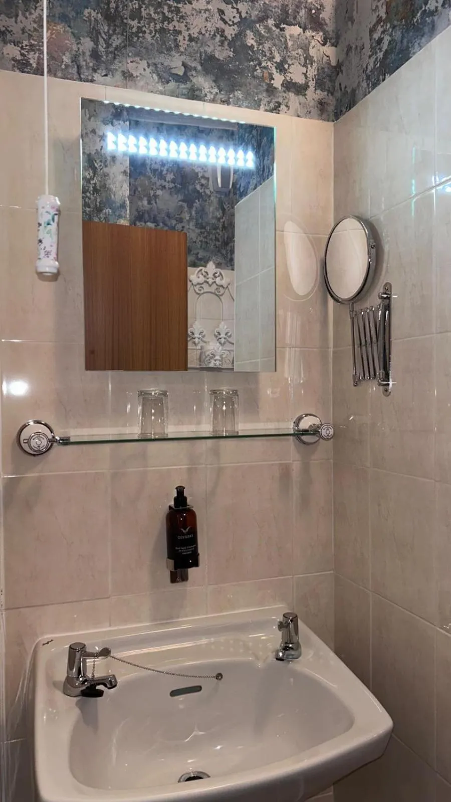 Bathroom in Greylands Guest House