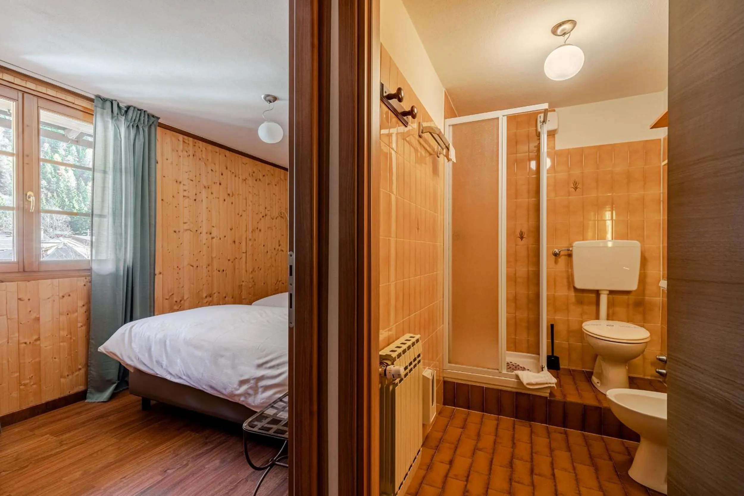 Bathroom, Bed in Hotel Dufour