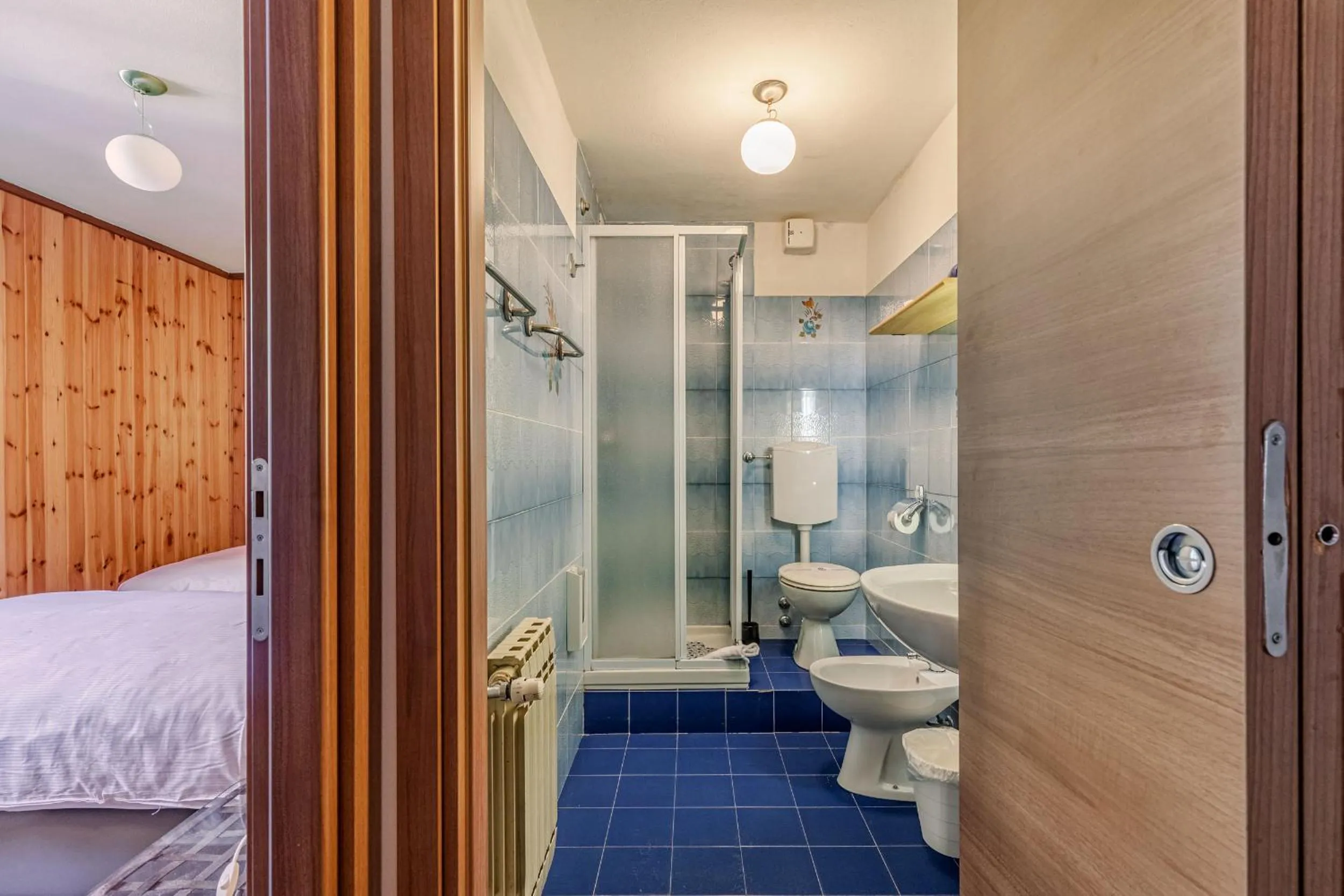 Bathroom, Bed in Hotel Dufour