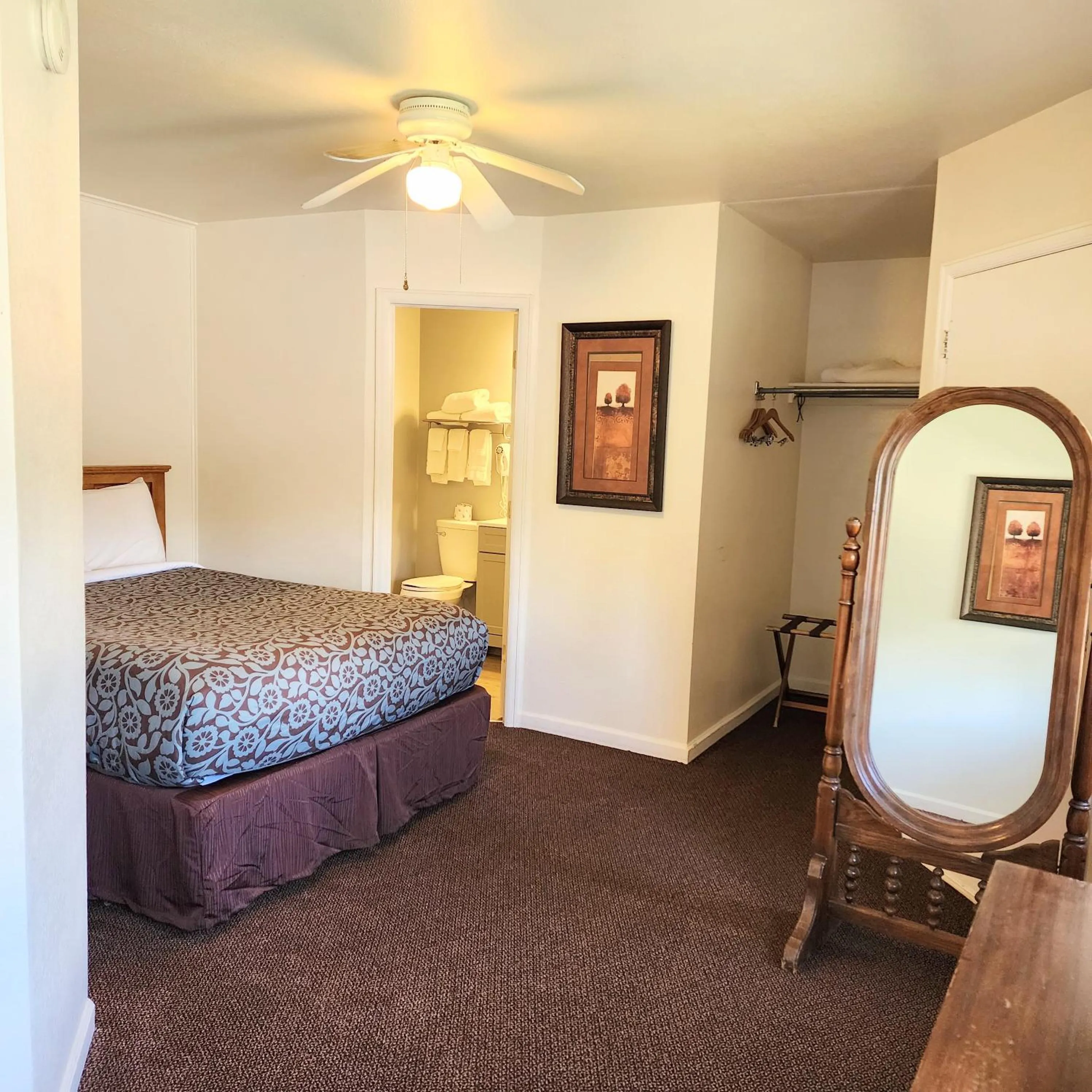 Bedroom in Canyon Motel near Rocky Mountain National Park
