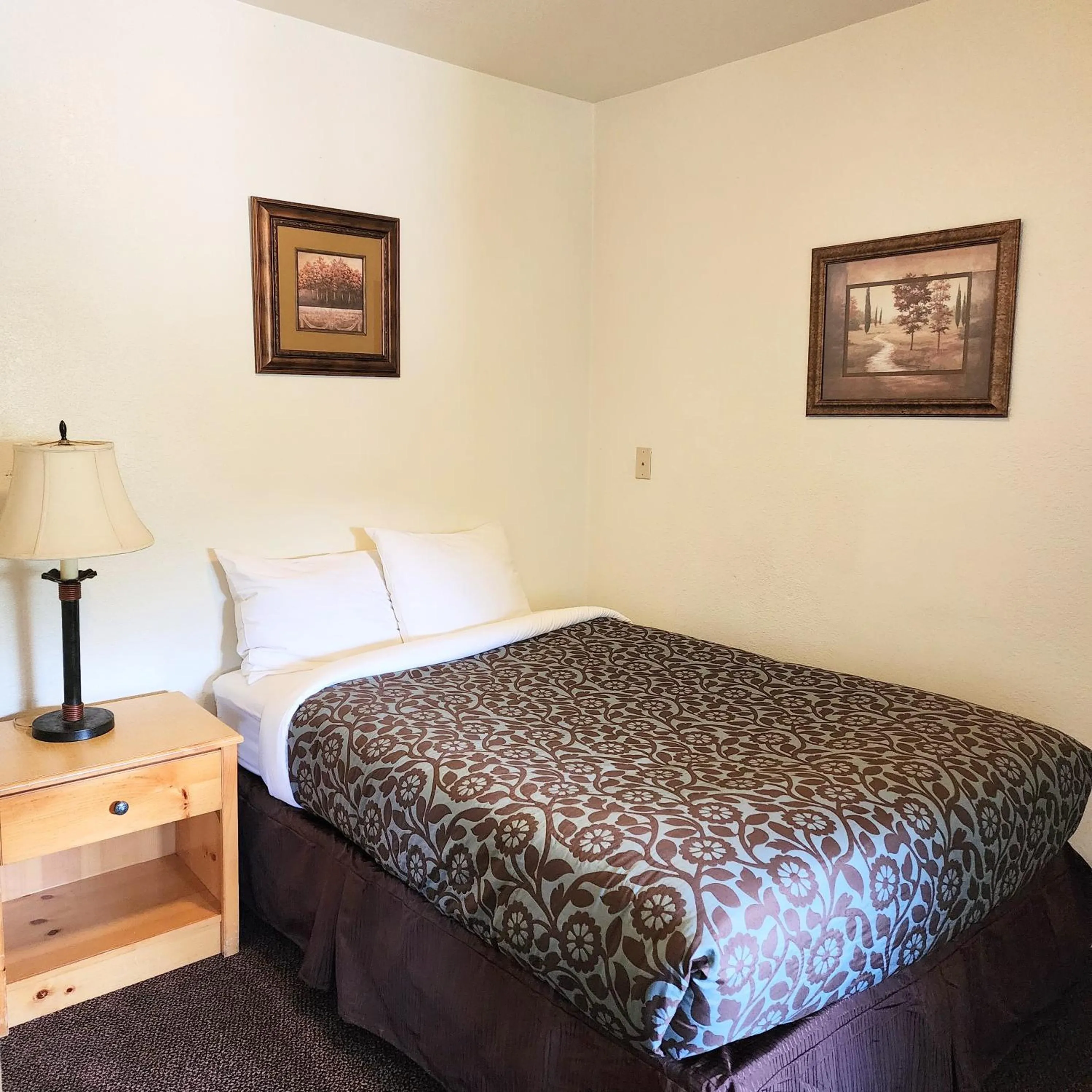 Bedroom in Canyon Motel near Rocky Mountain National Park