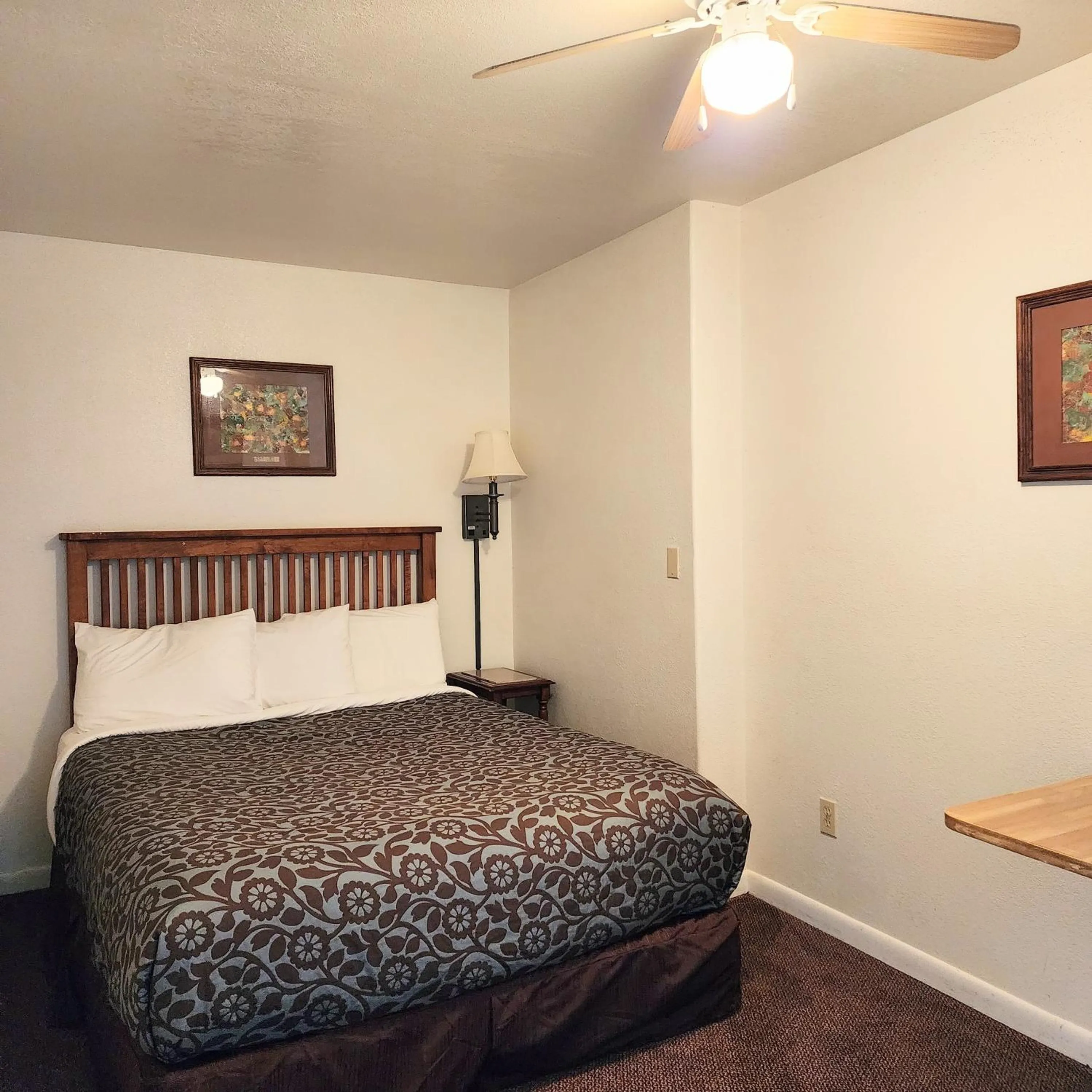 Bedroom in Canyon Motel near Rocky Mountain National Park