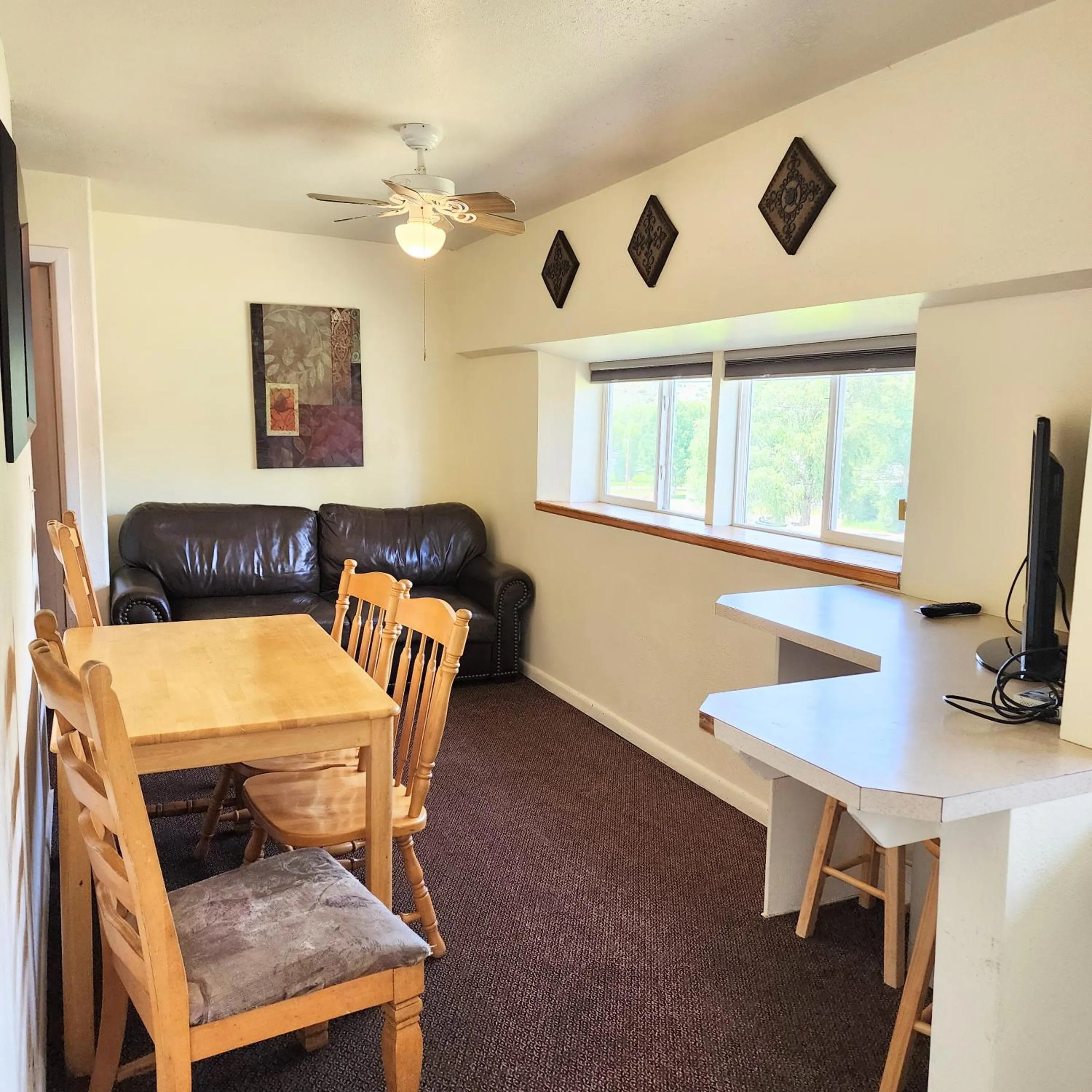 Living room in Canyon Motel near Rocky Mountain National Park
