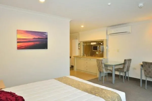 Photo of the whole room, Bed in Senator Motor Inn