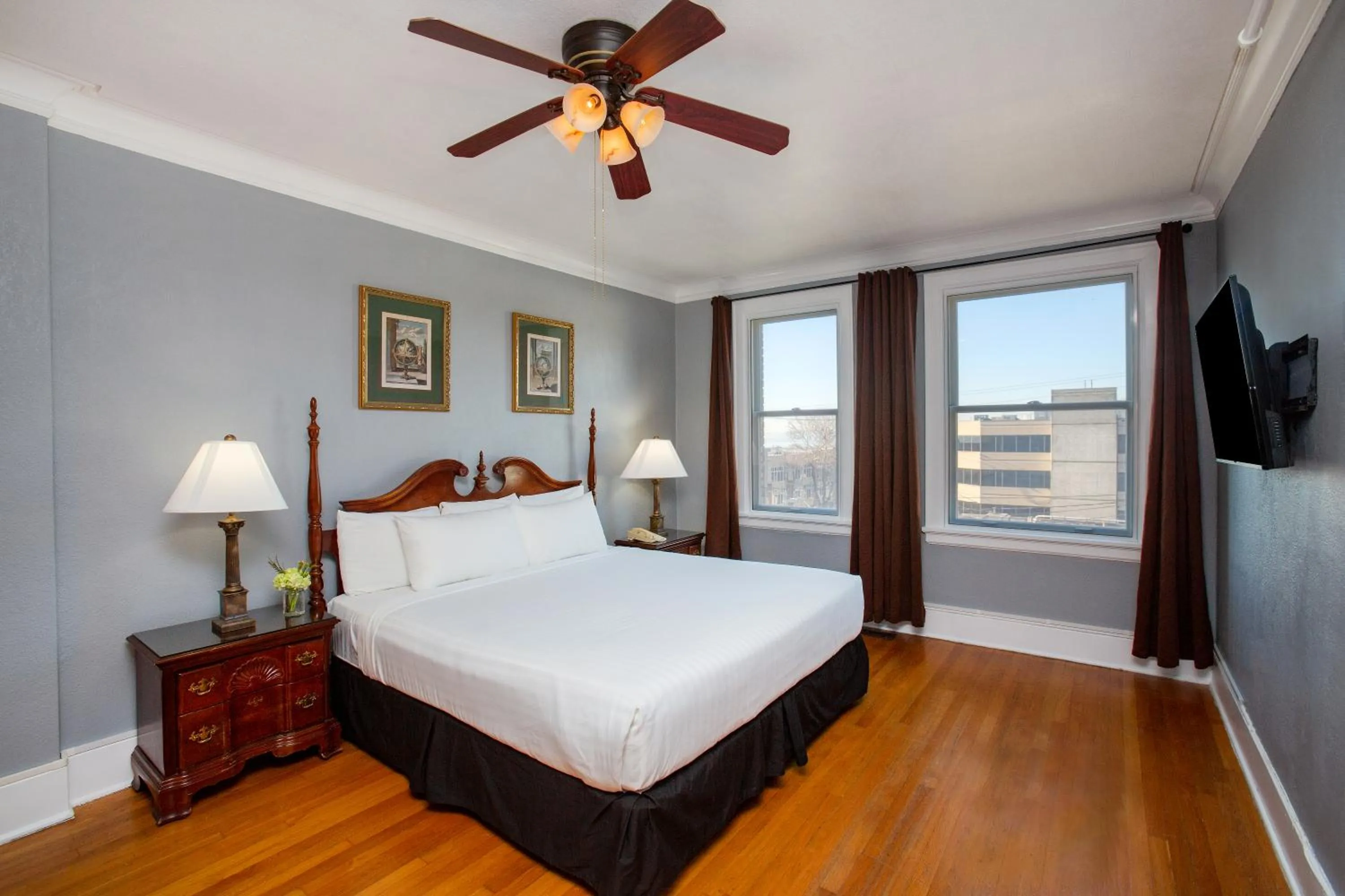 Corner King in MarQueen Hotel - NEWLY RENOVATED