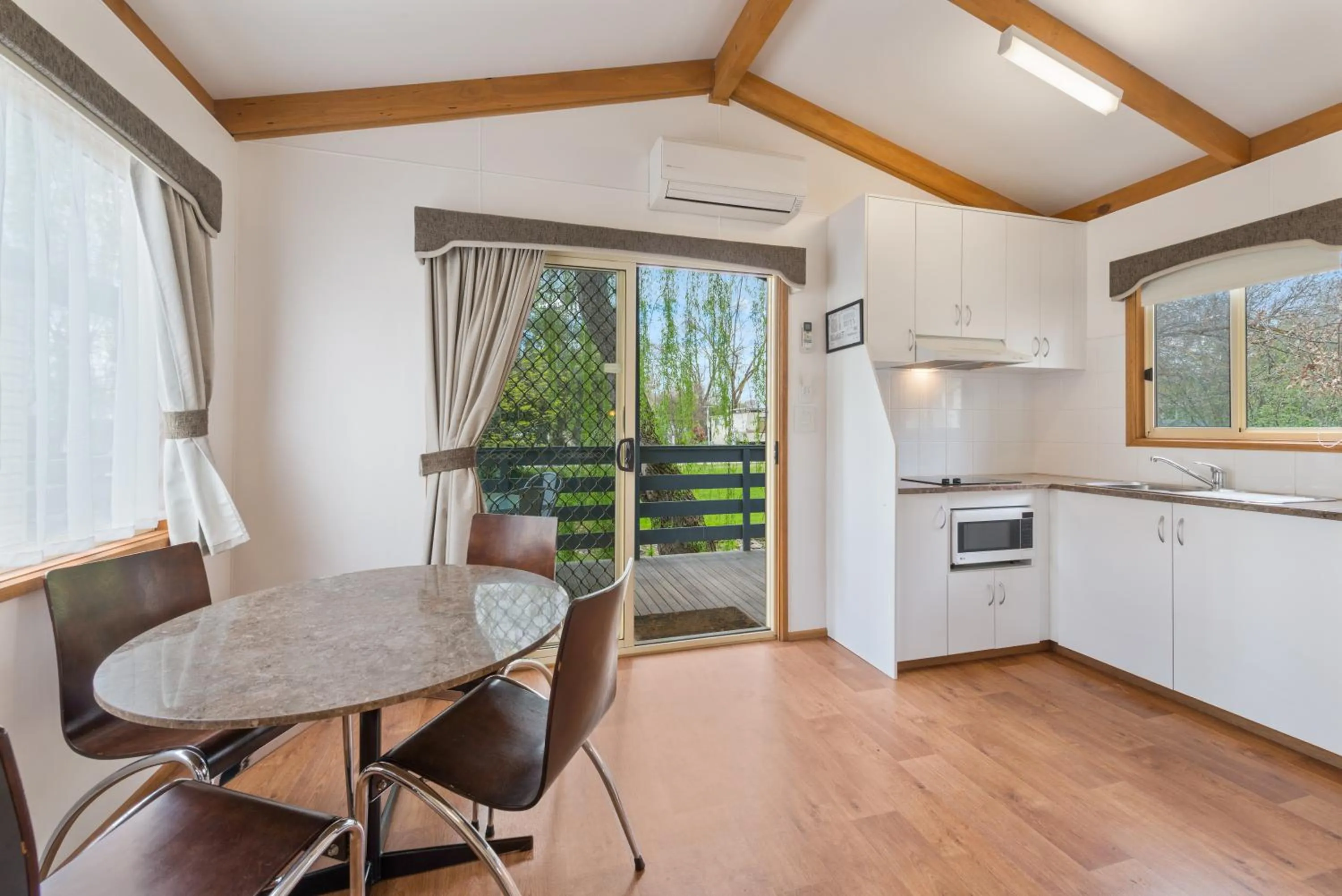 Kitchen or kitchenette in High Country Holiday Park