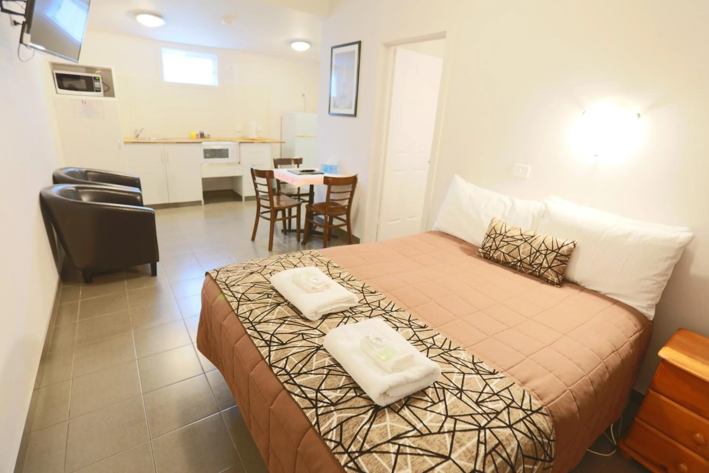 Bed in The Esplanade Motel