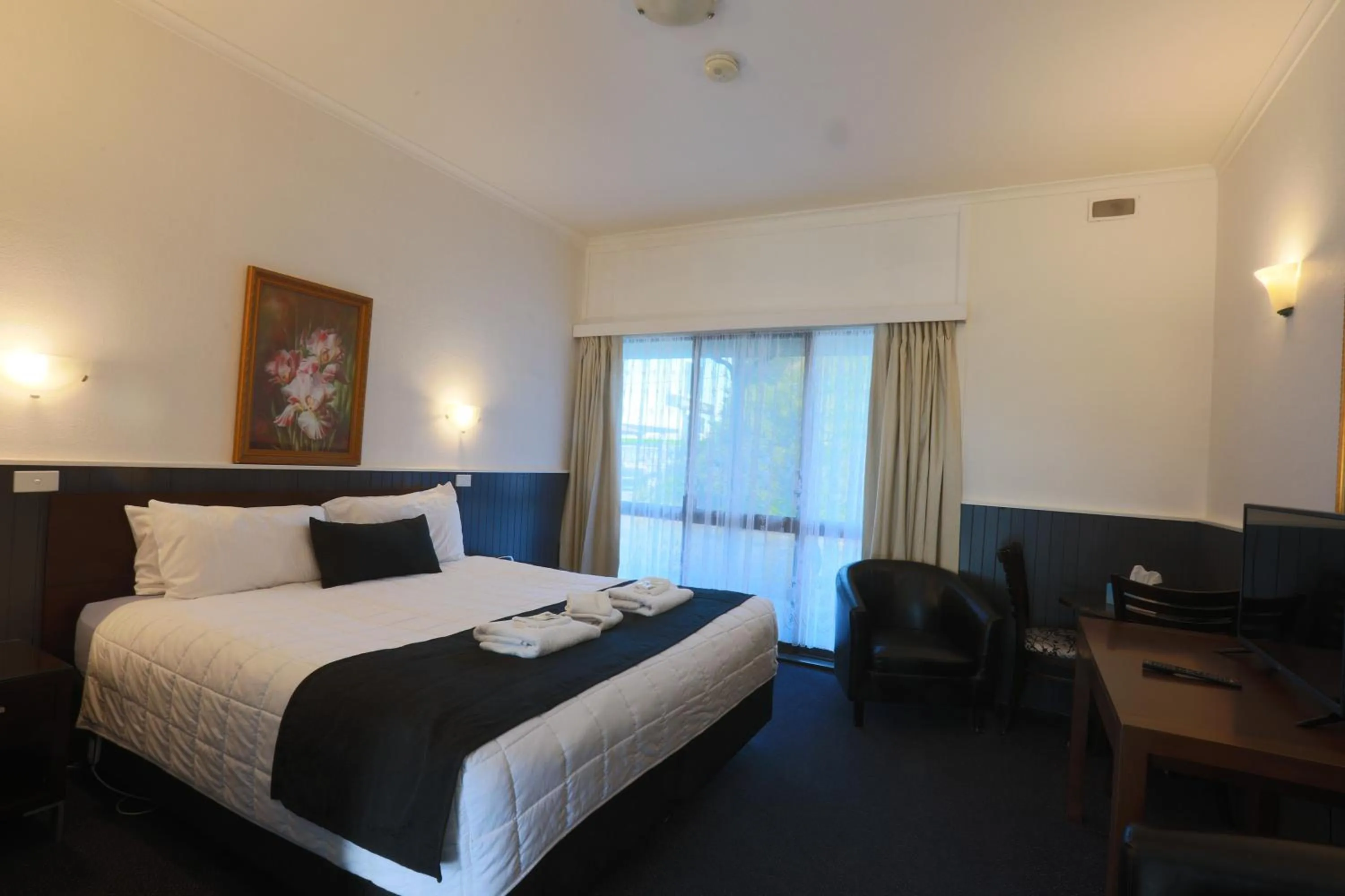 Bed in The Esplanade Motel