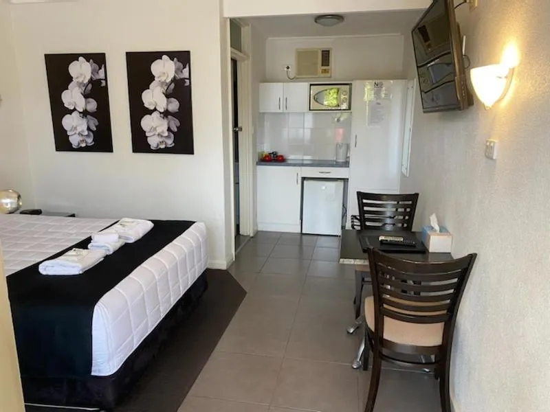 Bed in The Esplanade Motel