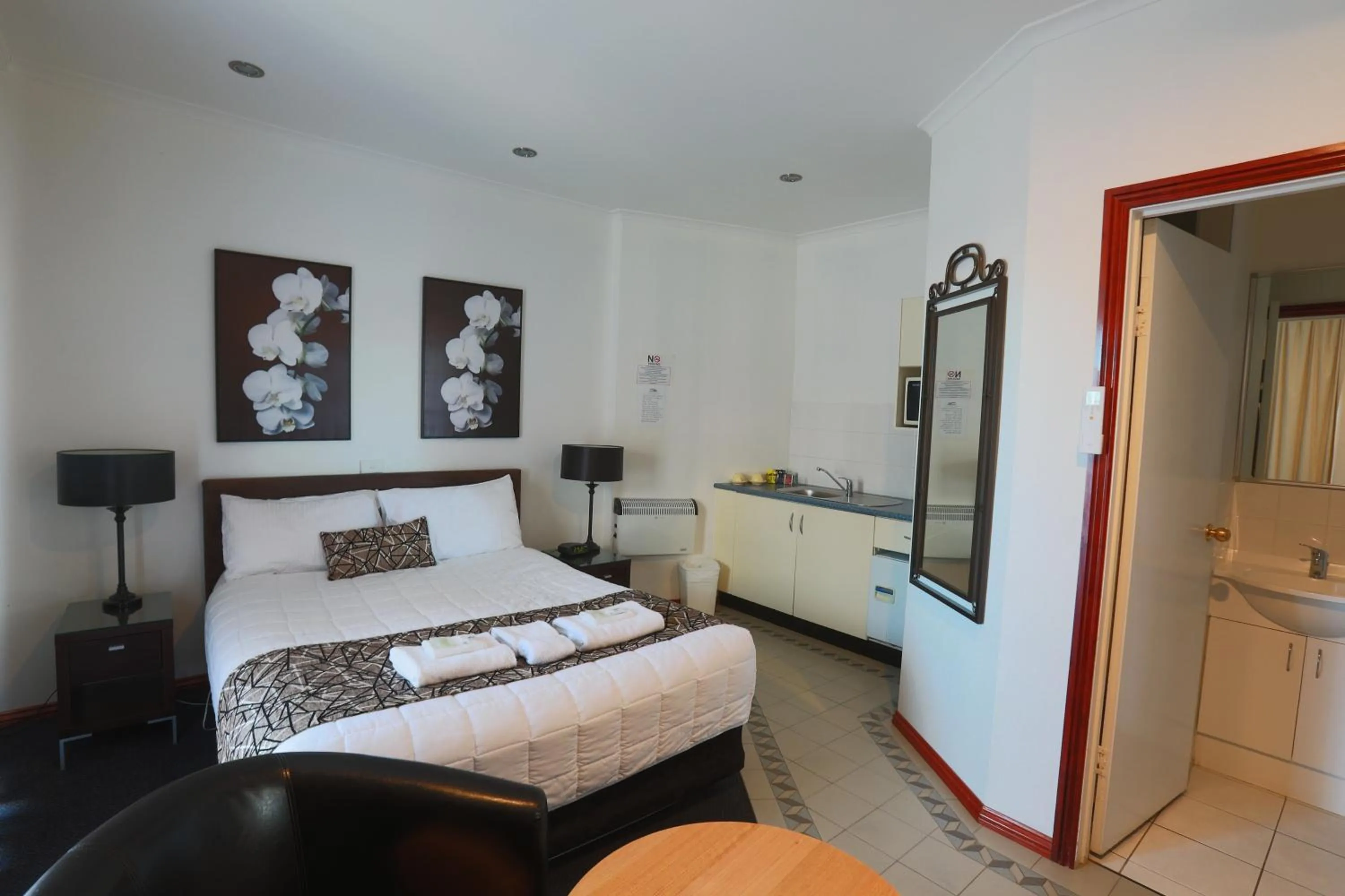 Bed in The Esplanade Motel