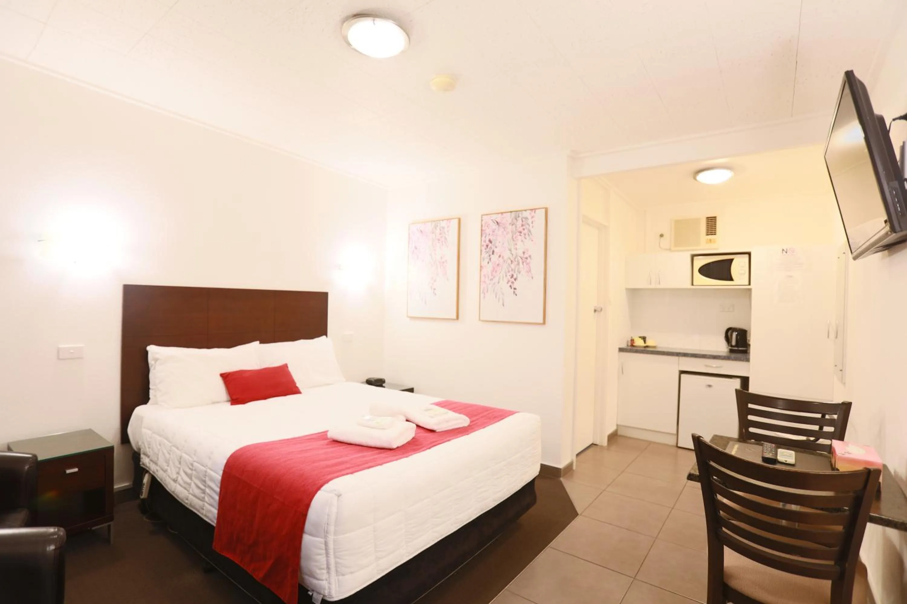 Bed in The Esplanade Motel