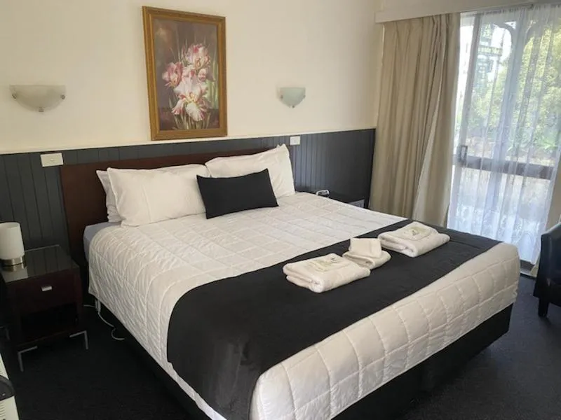 Bed in The Esplanade Motel