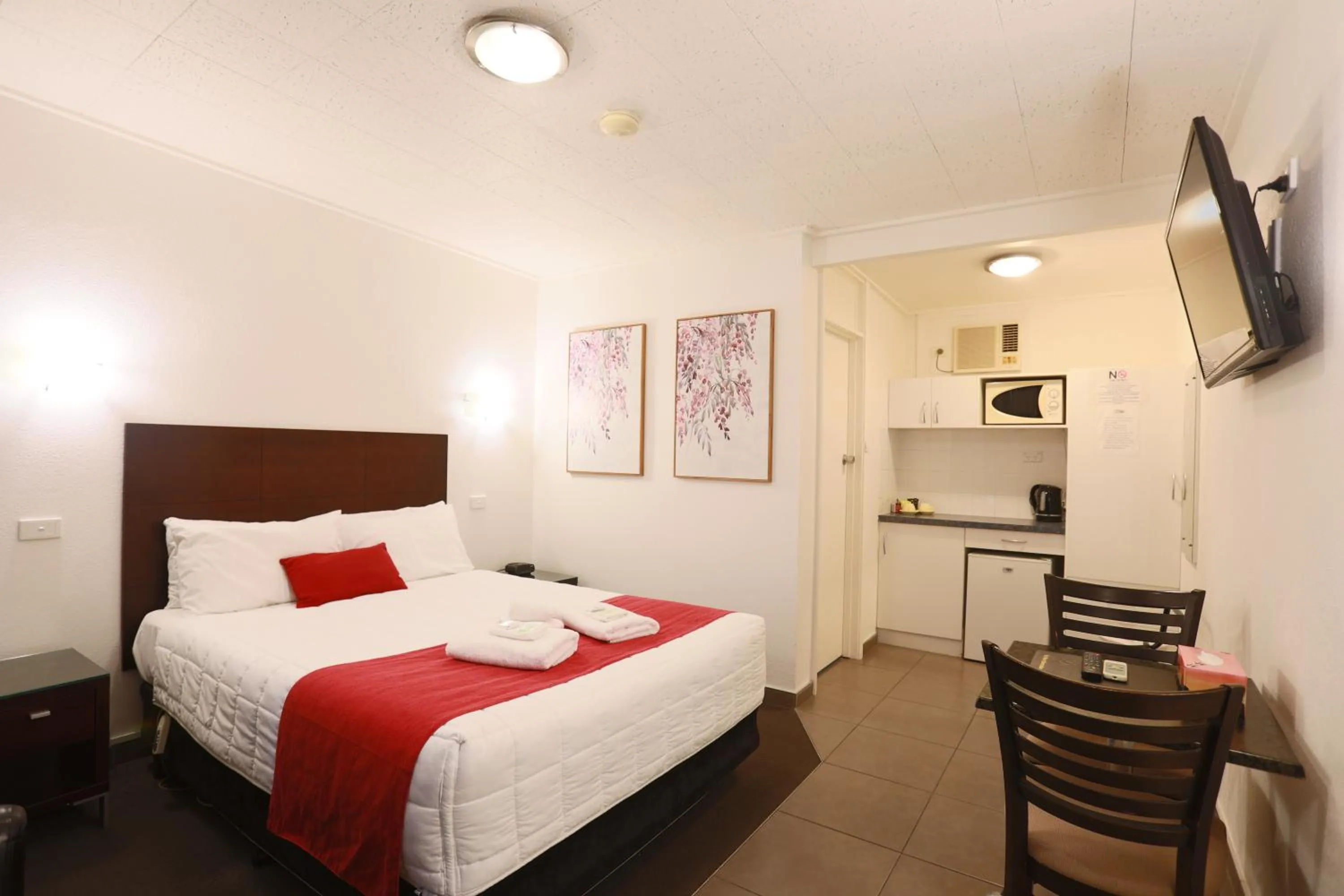 Bed in The Esplanade Motel