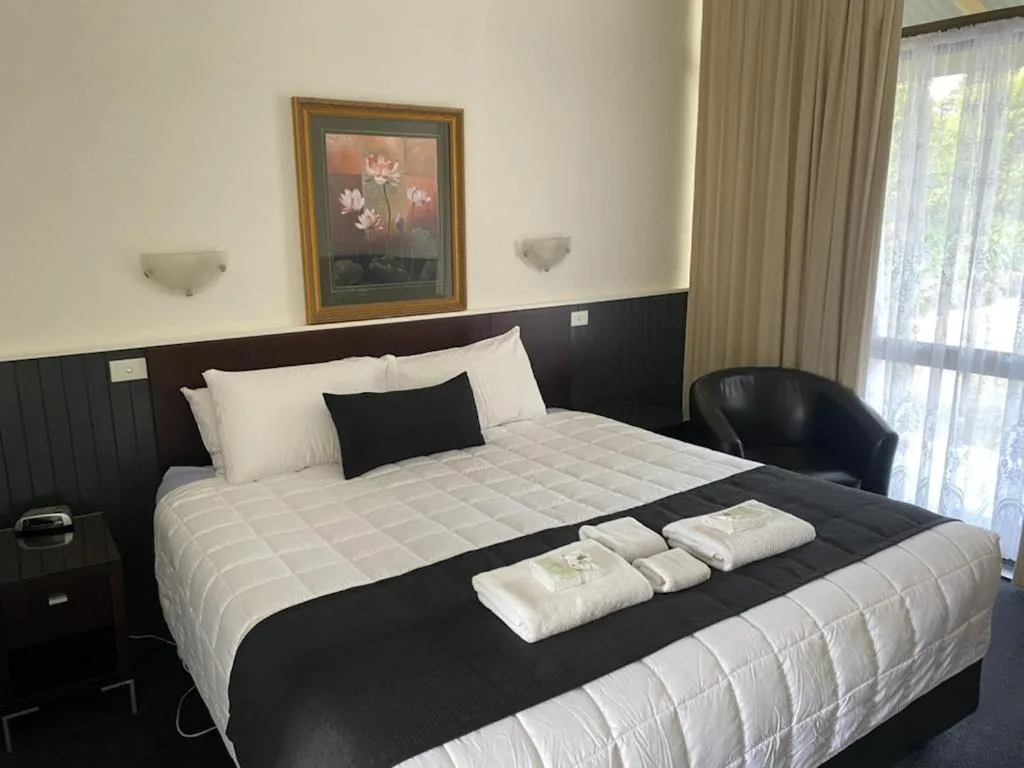 Bed in The Esplanade Motel