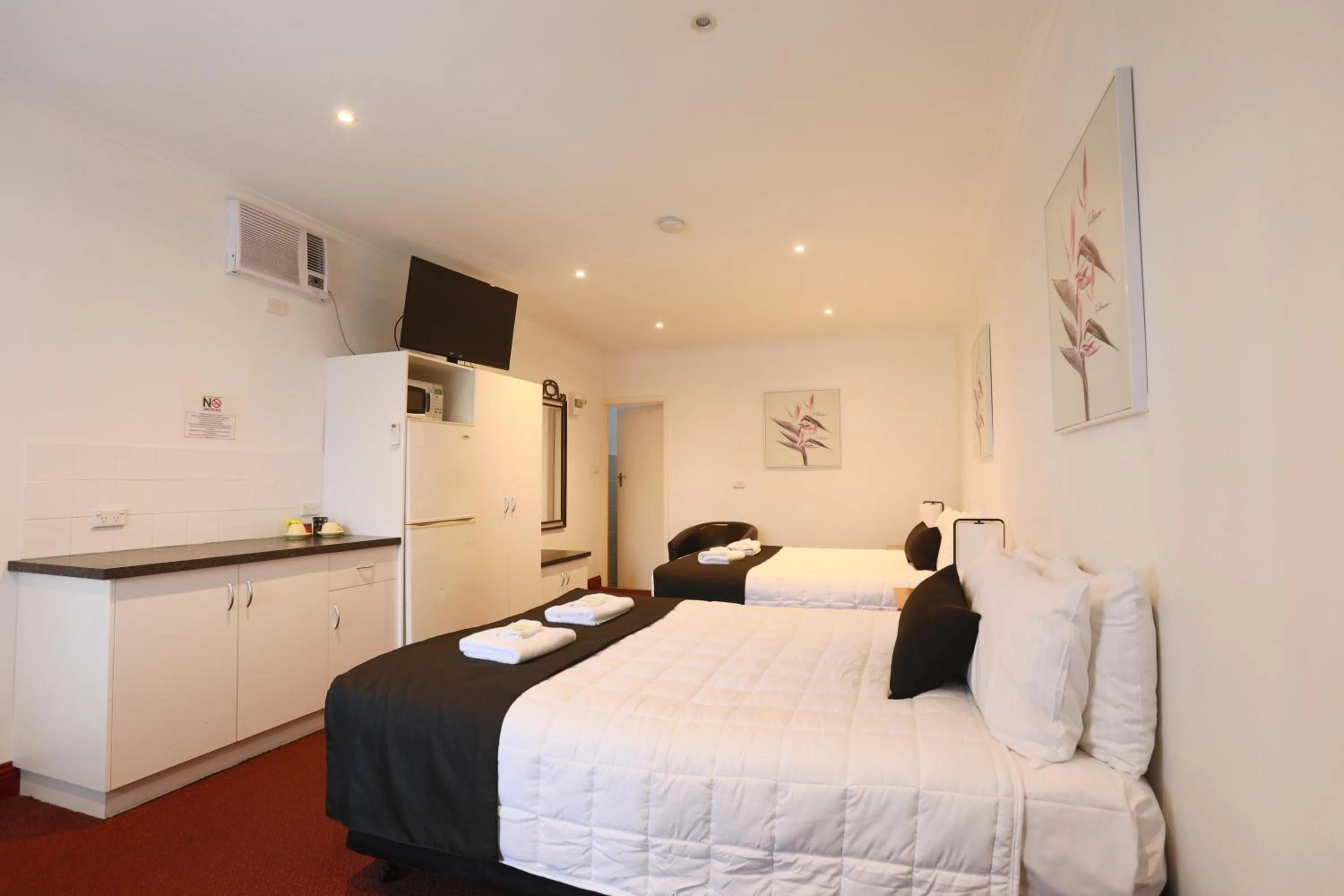 Bedroom, Bed in The Esplanade Motel