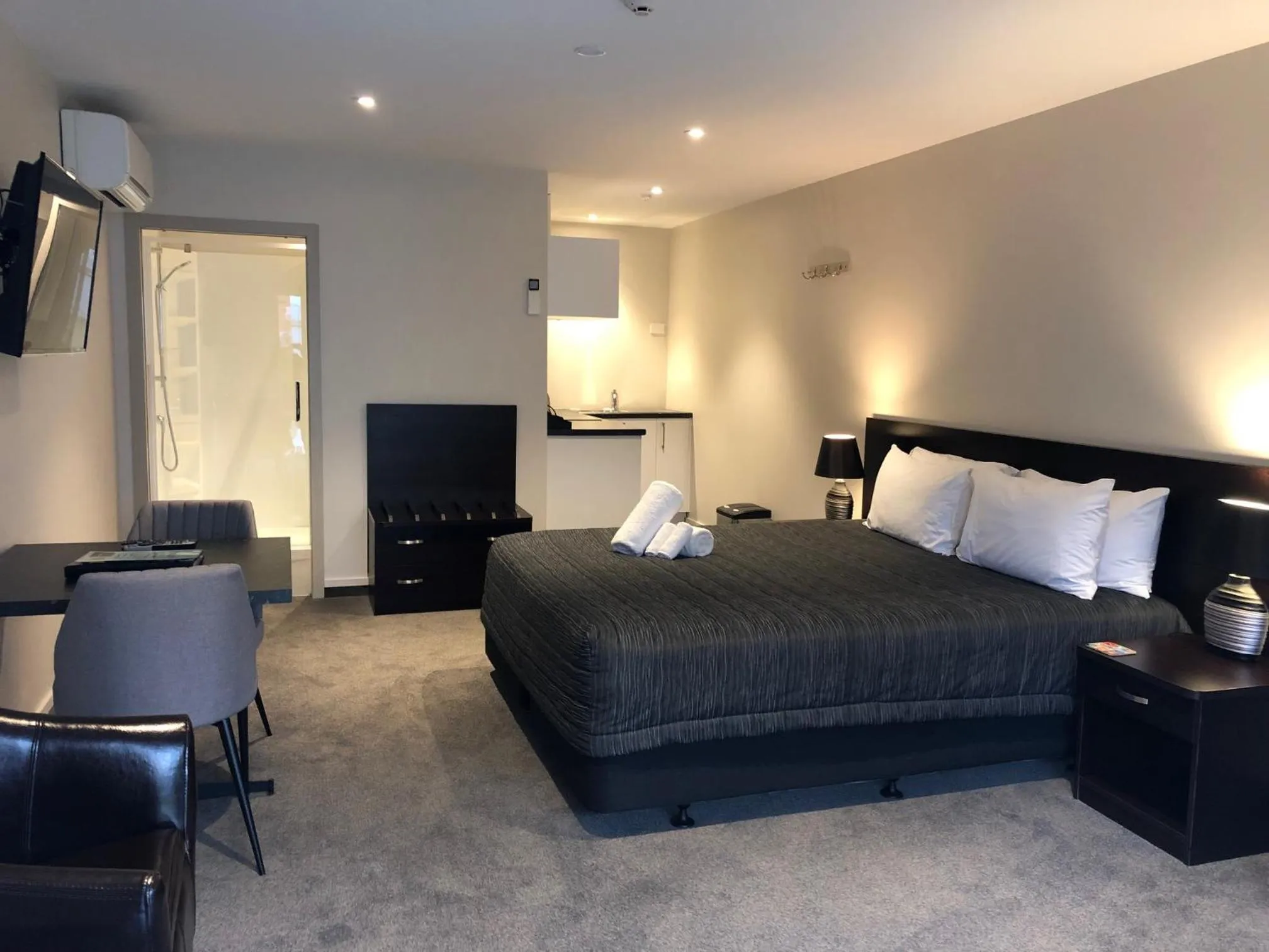 TV and multimedia, Bed in Autoline Motel Queenstown