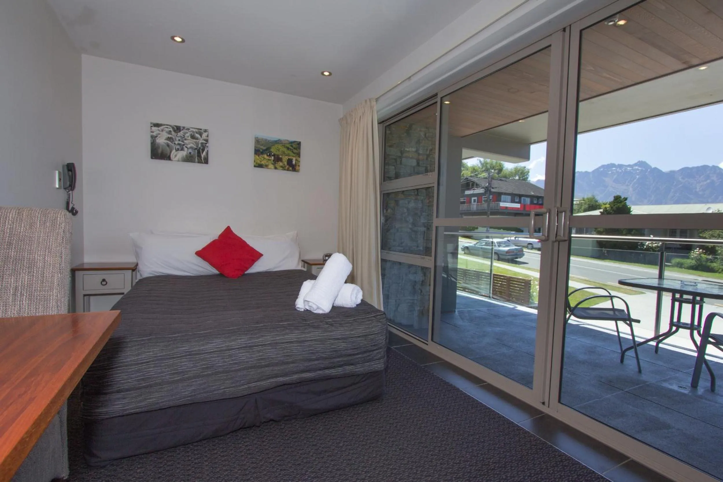 Day, Bed in Autoline Motel Queenstown