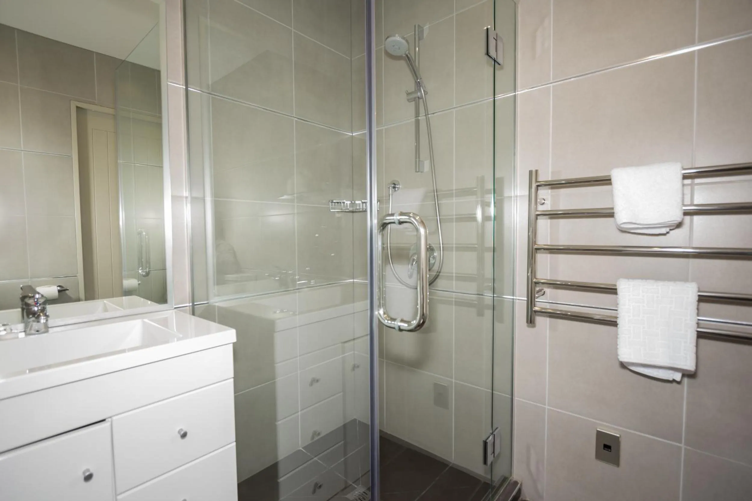 Shower in Autoline Motel Queenstown