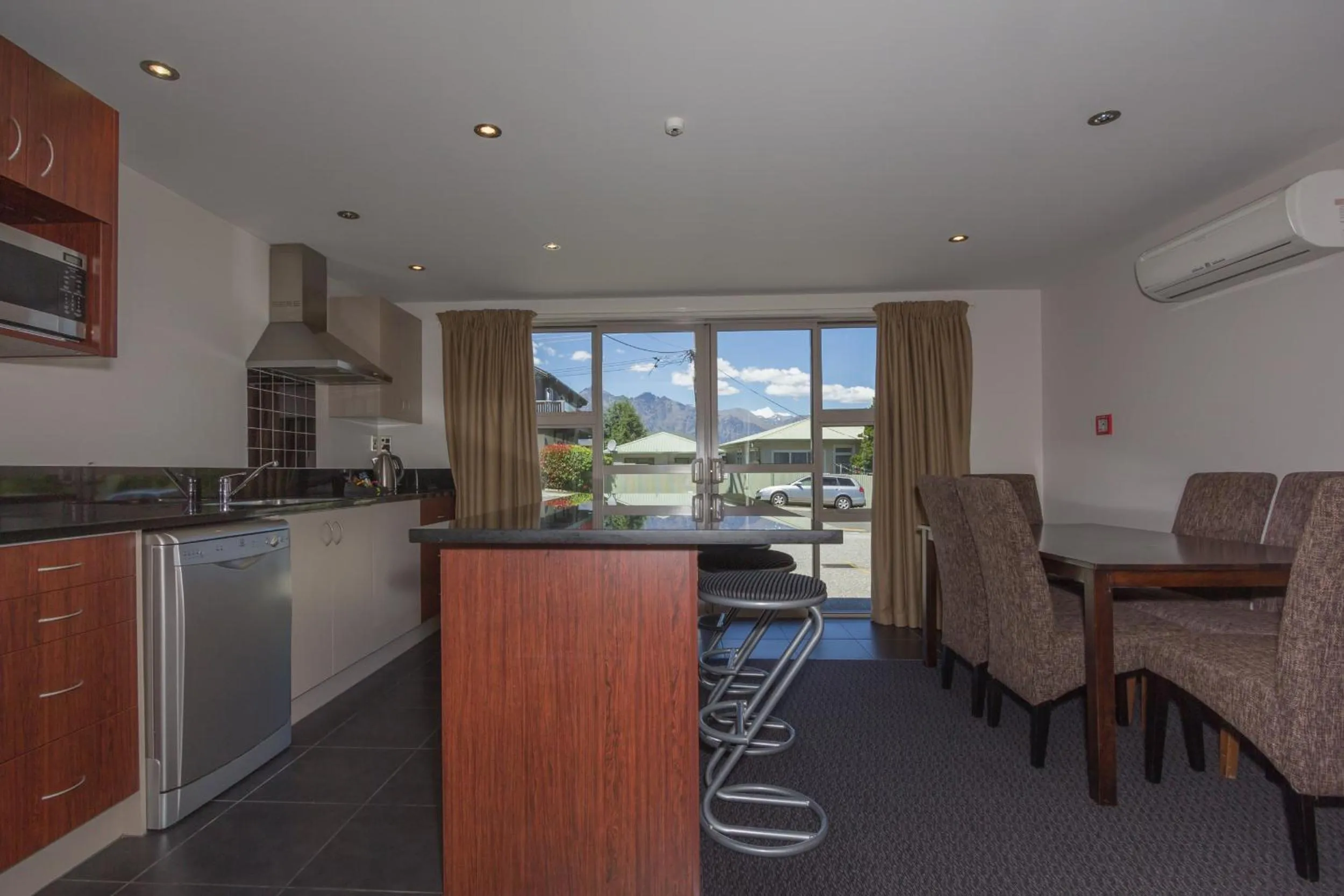 Kitchen or kitchenette in Autoline Motel Queenstown