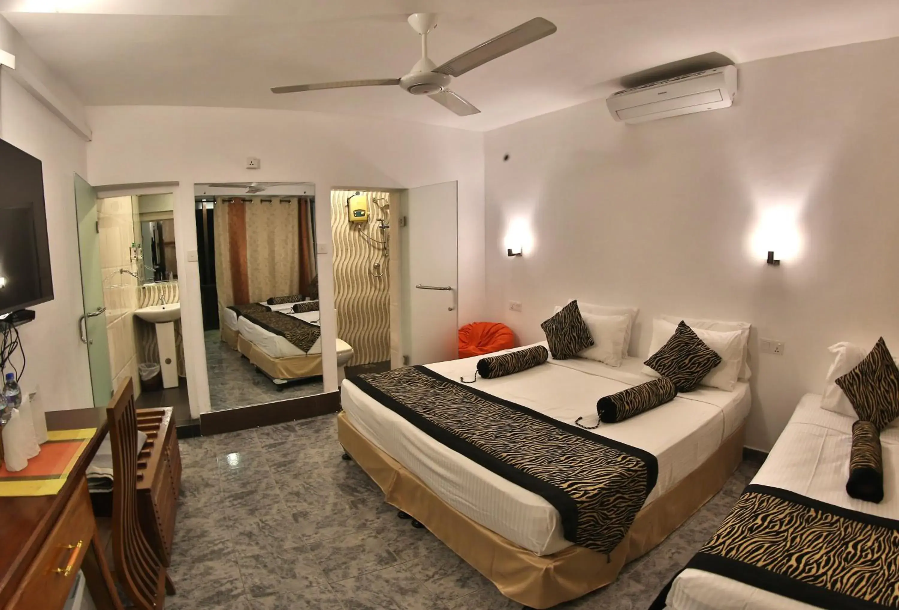 Superior Triple Room with Pool View in Hotel Sunray Superior Triple Room with Pool View in Hotel Sunray