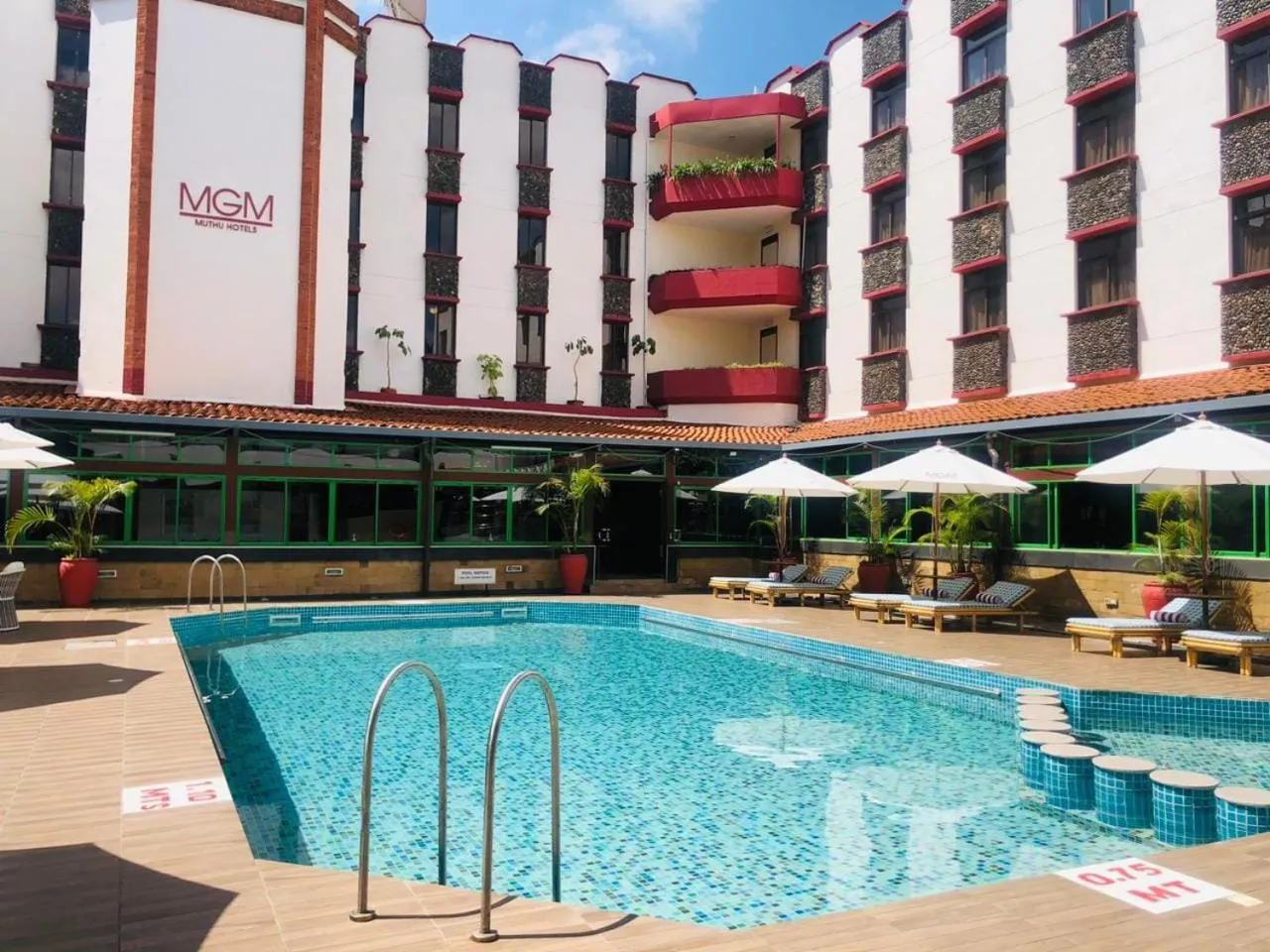 Swimming pool in Muthu Silver Springs Hotel