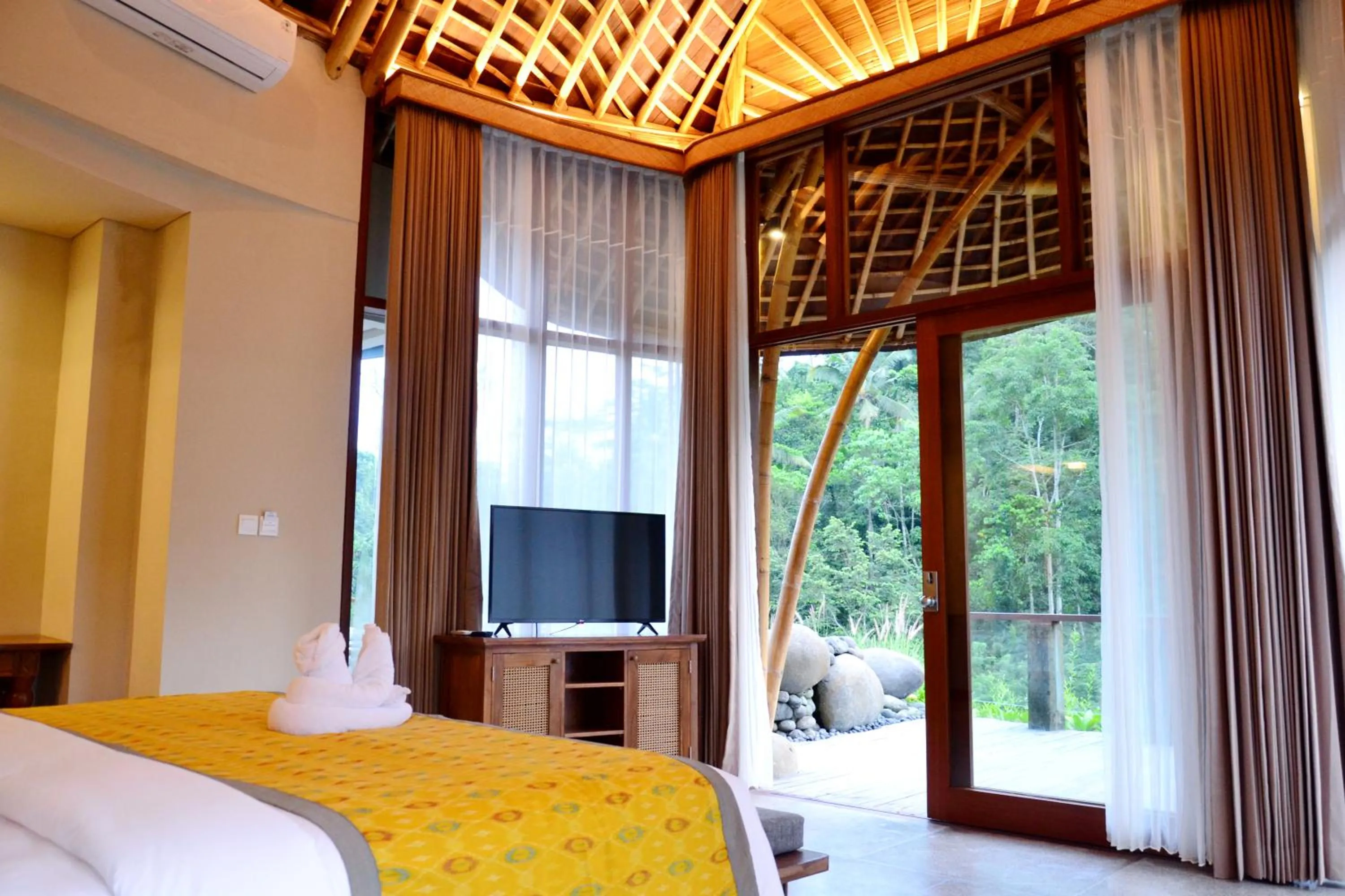 Bed in Kenran Resort Ubud By Soscomma
