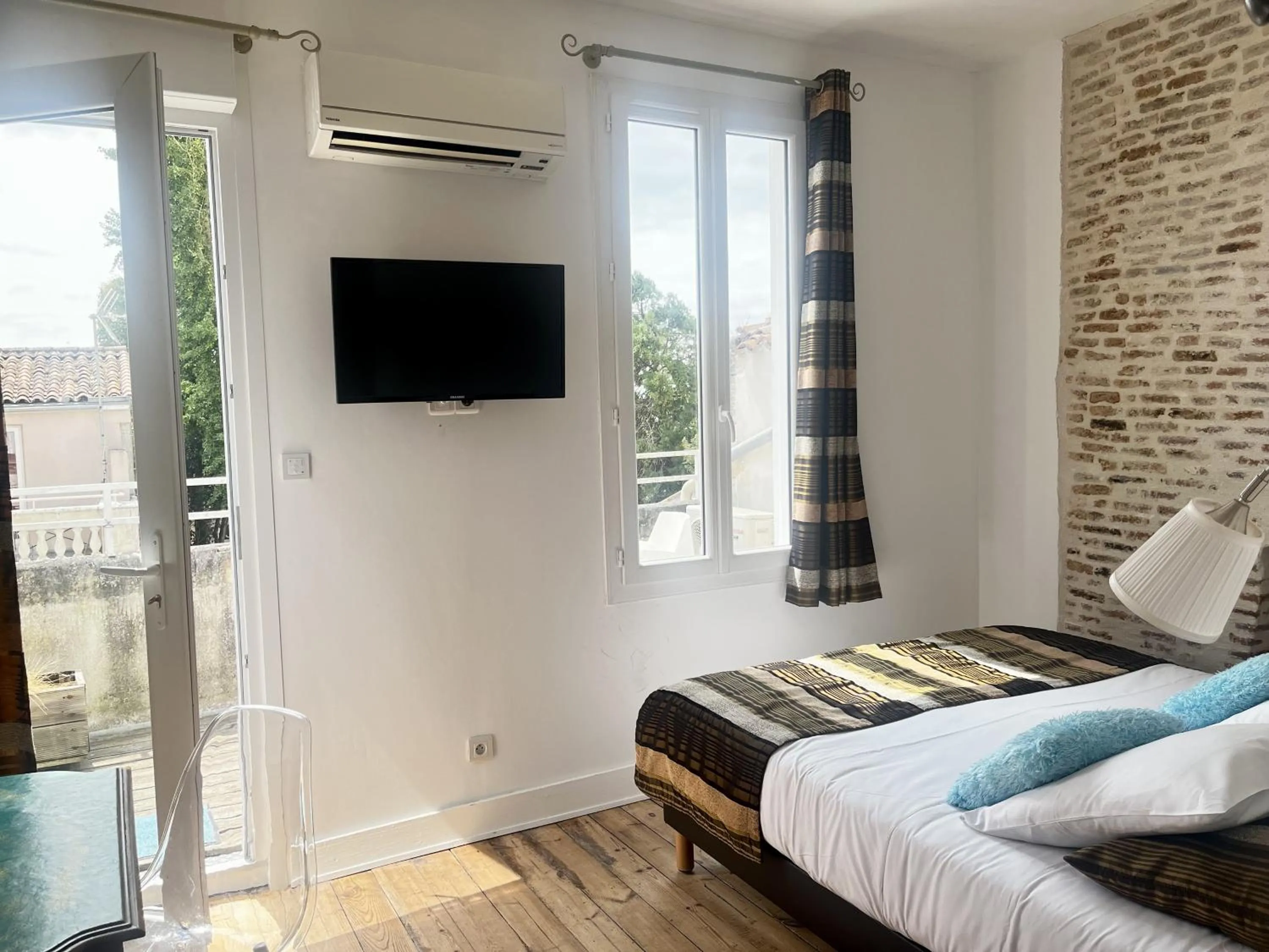 TV and multimedia, Bed in Hotel de La Paix