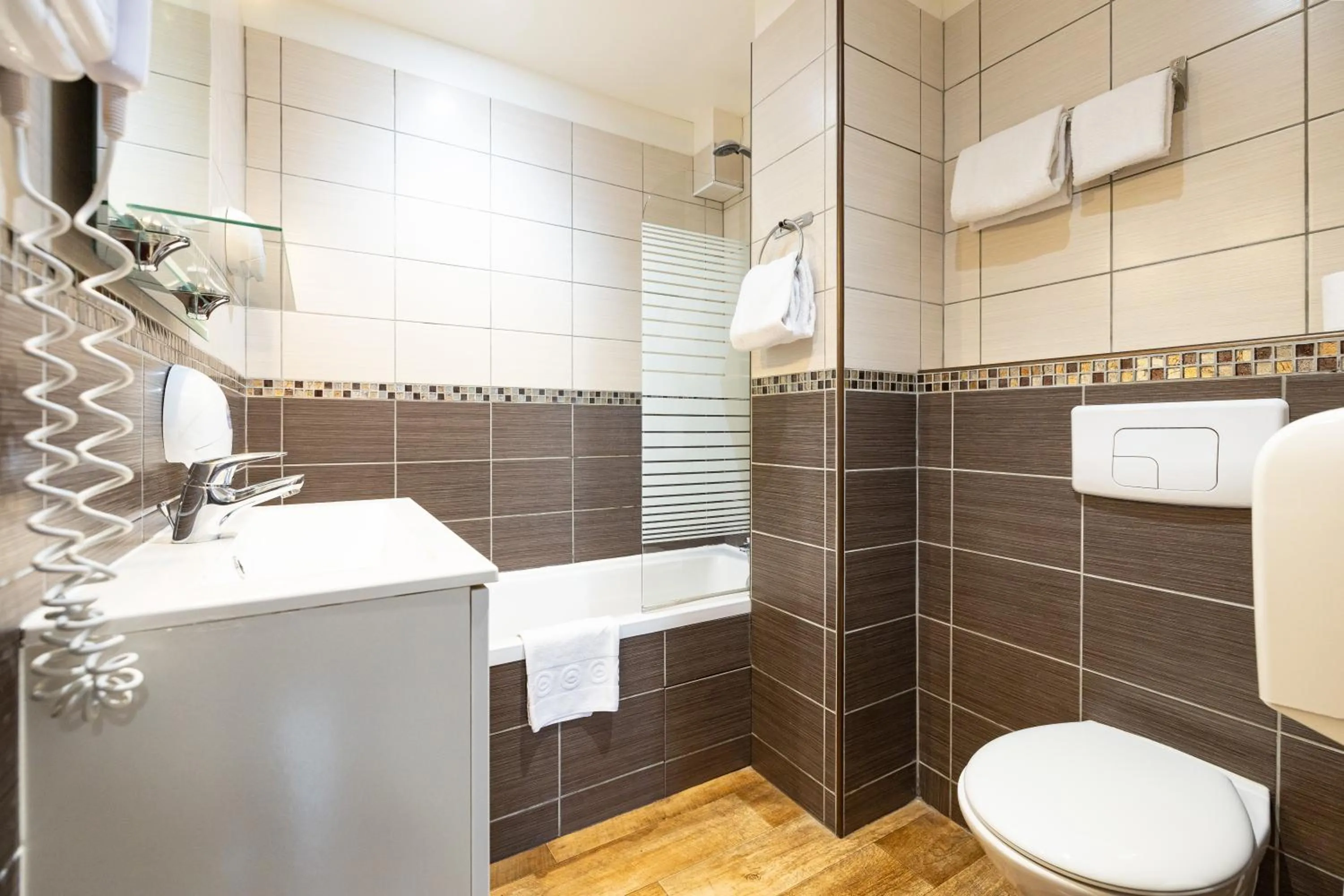 Shower in Hotel de La Paix