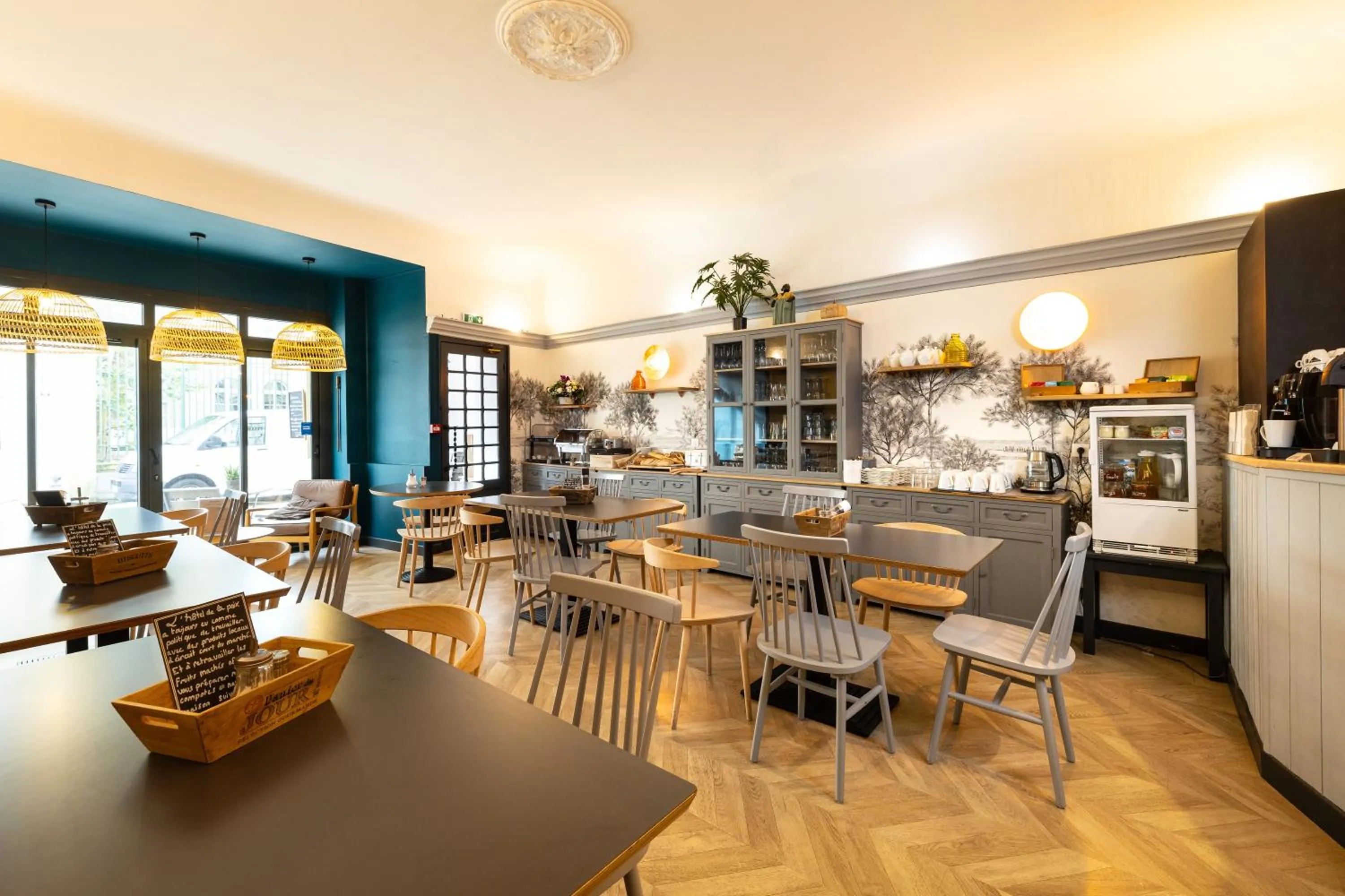 Restaurant/places to eat in Hotel de La Paix