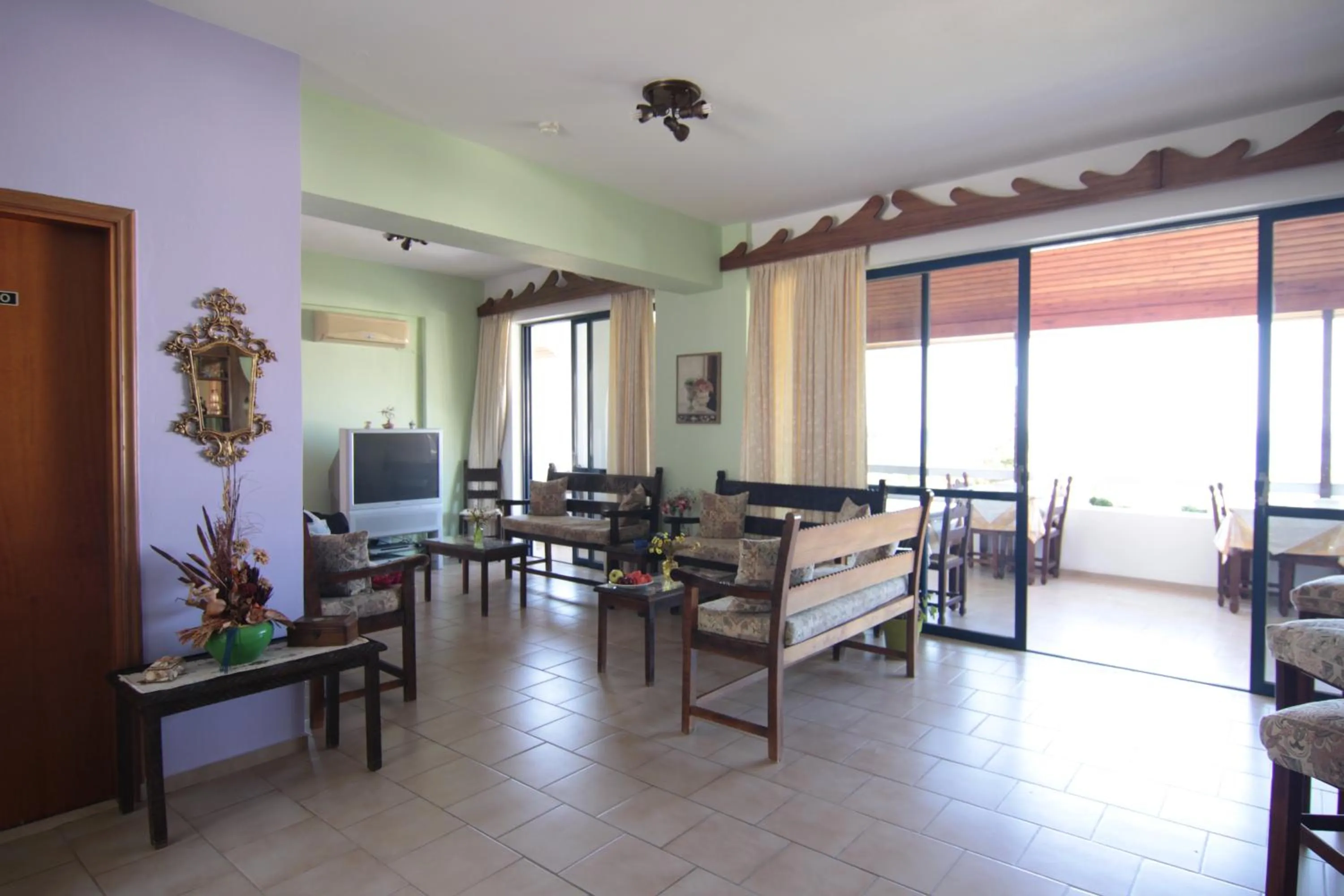 Communal lounge/ TV room in Lofos Hotel