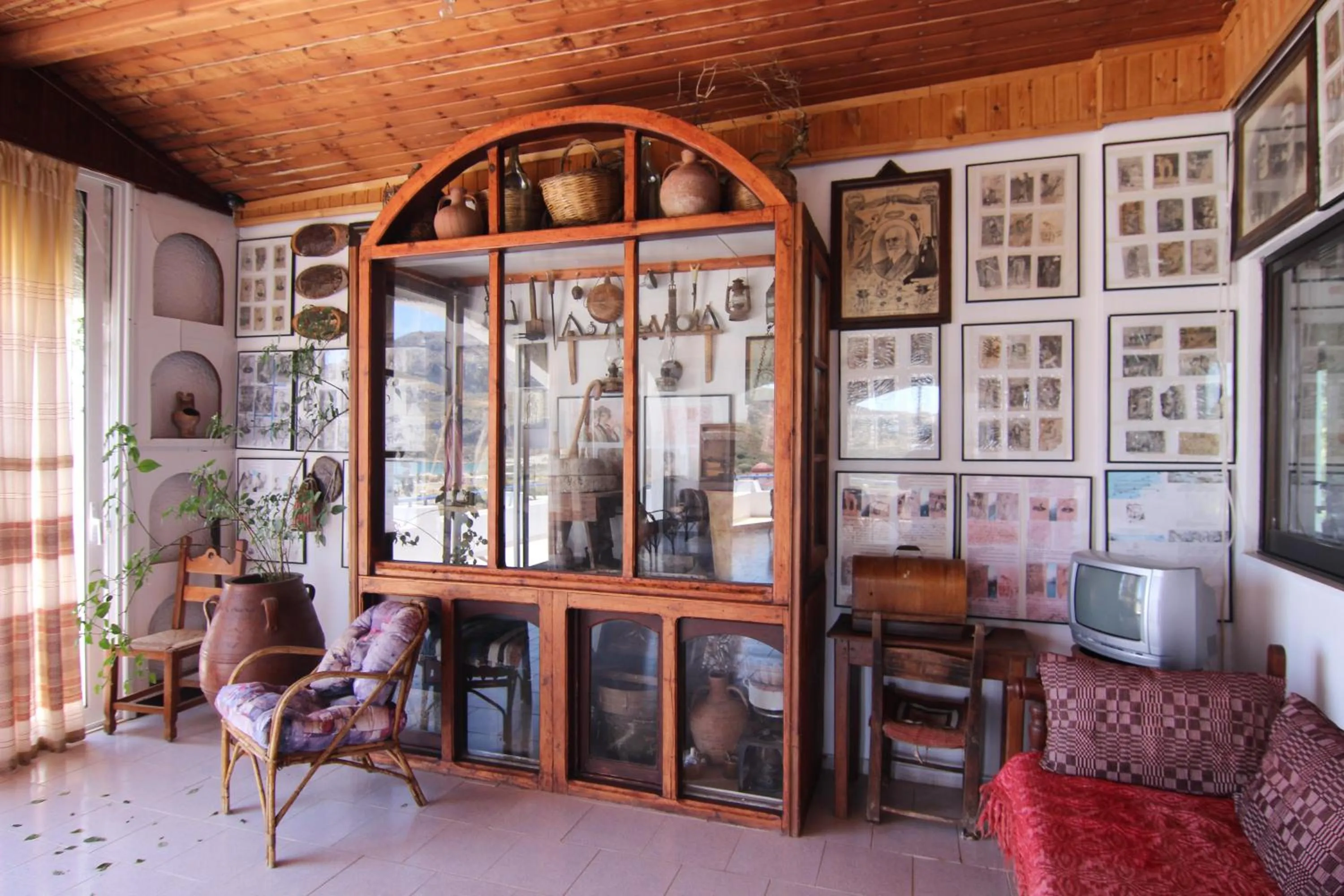 Communal lounge/ TV room in Lofos Hotel