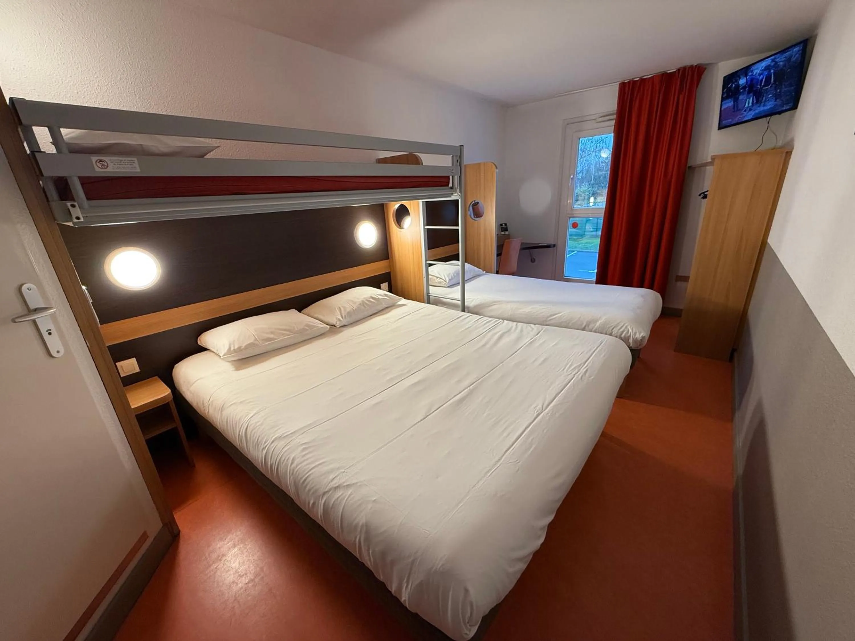 Bed in B&B HOTEL Lisieux Parc des Expositions