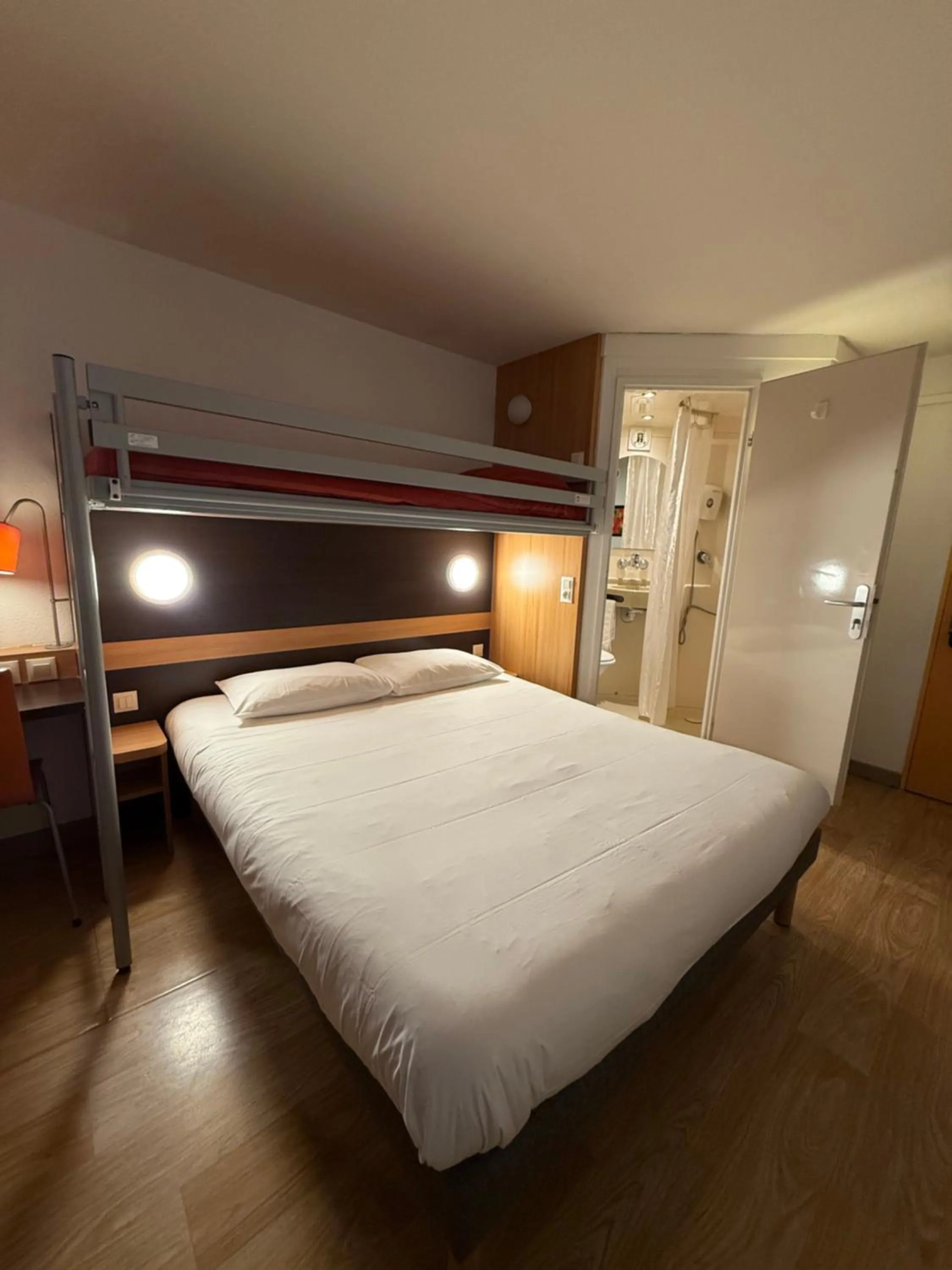 Bed in B&B HOTEL Lisieux Parc des Expositions