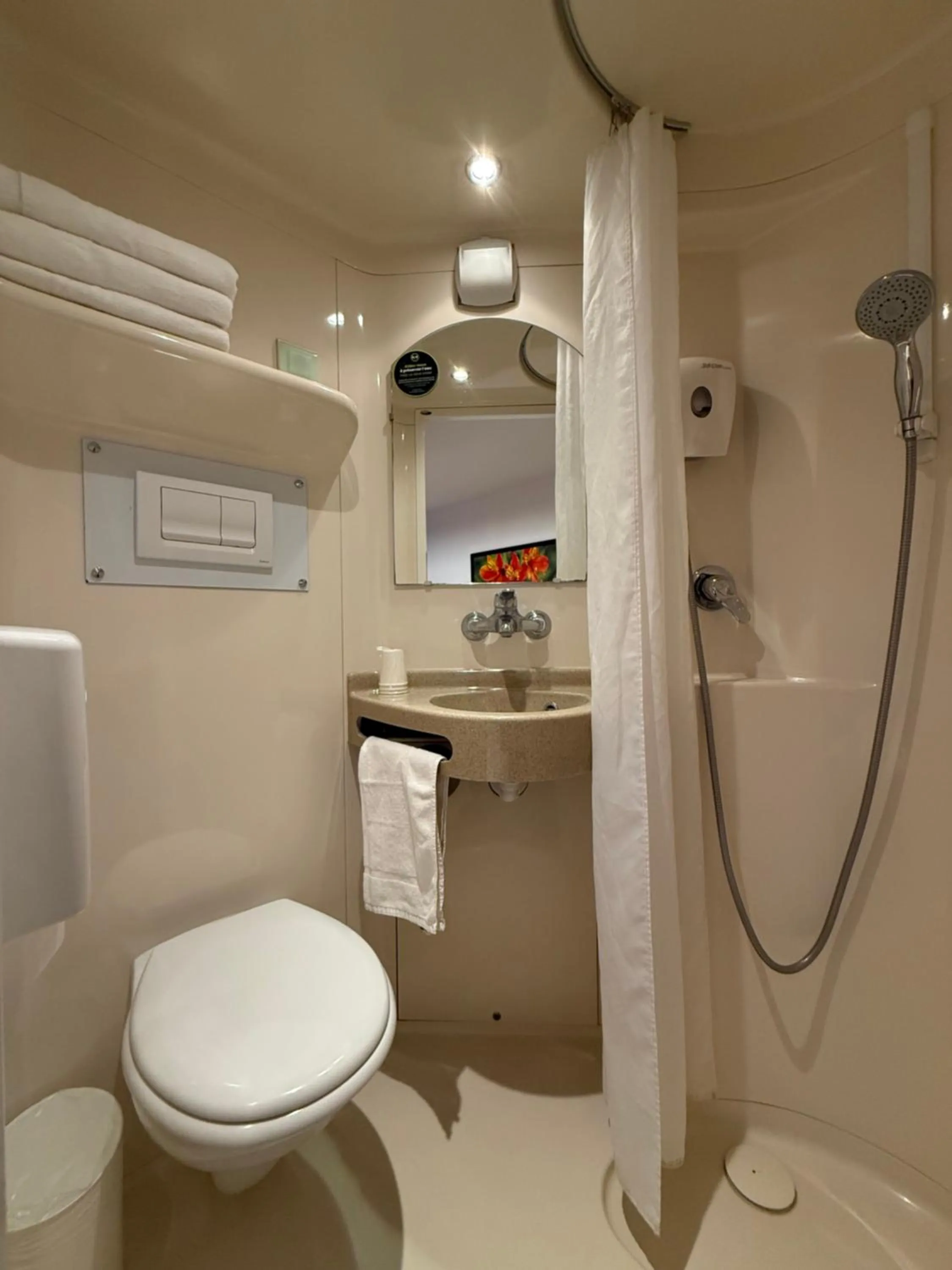 Shower in B&B HOTEL Lisieux Parc des Expositions