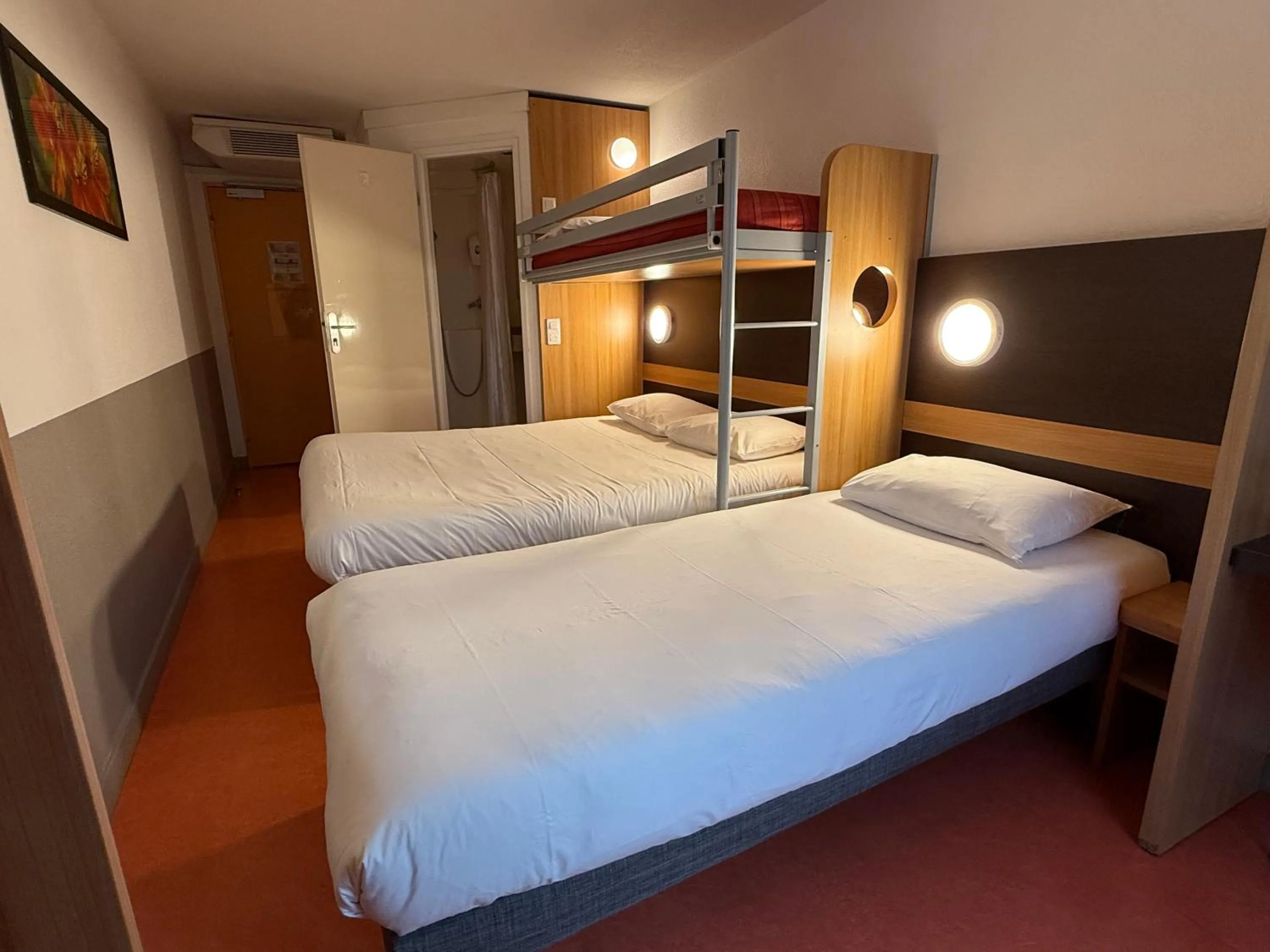 Bed in B&B HOTEL Lisieux Parc des Expositions