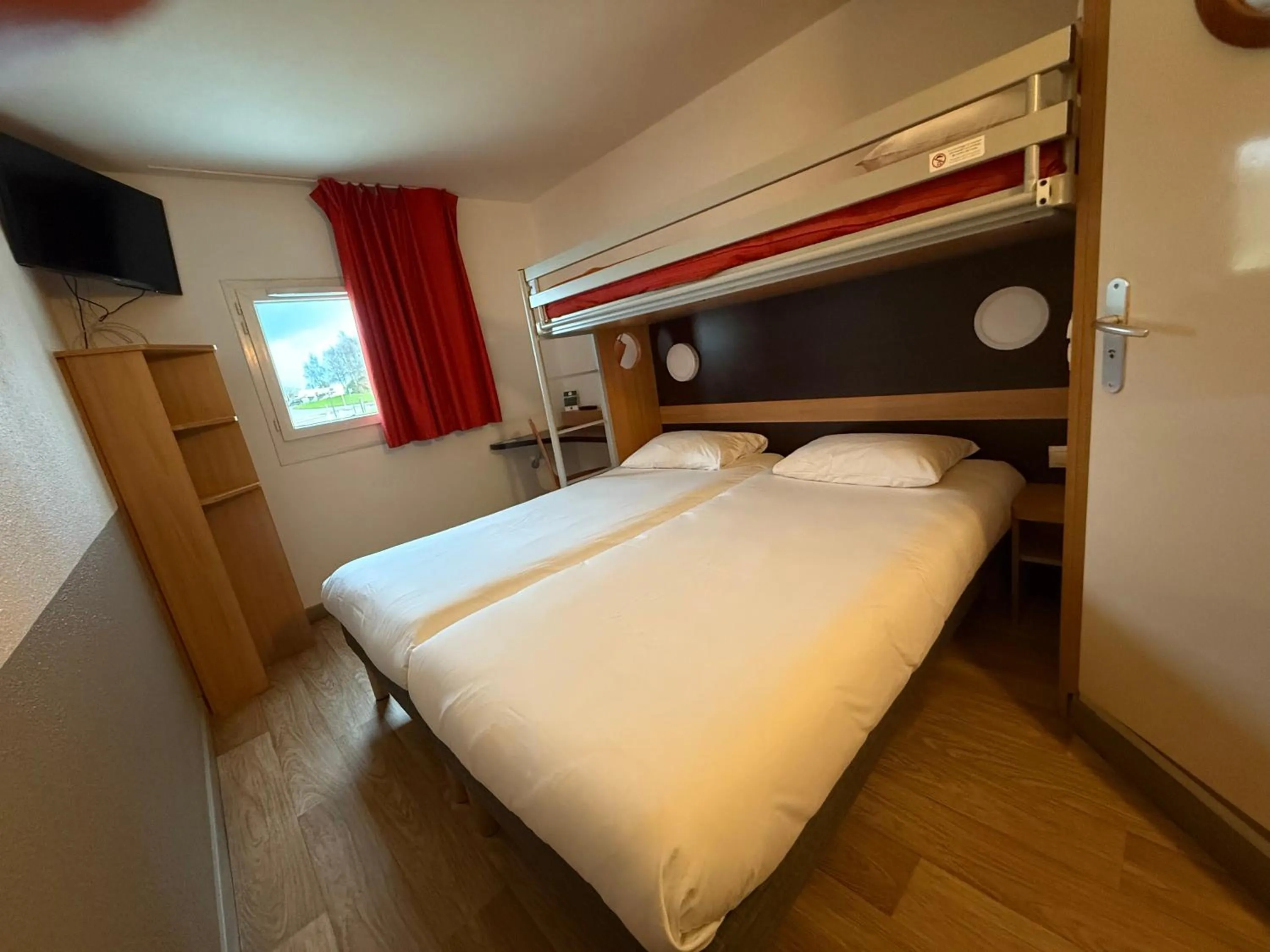 Bed in B&B HOTEL Lisieux Parc des Expositions