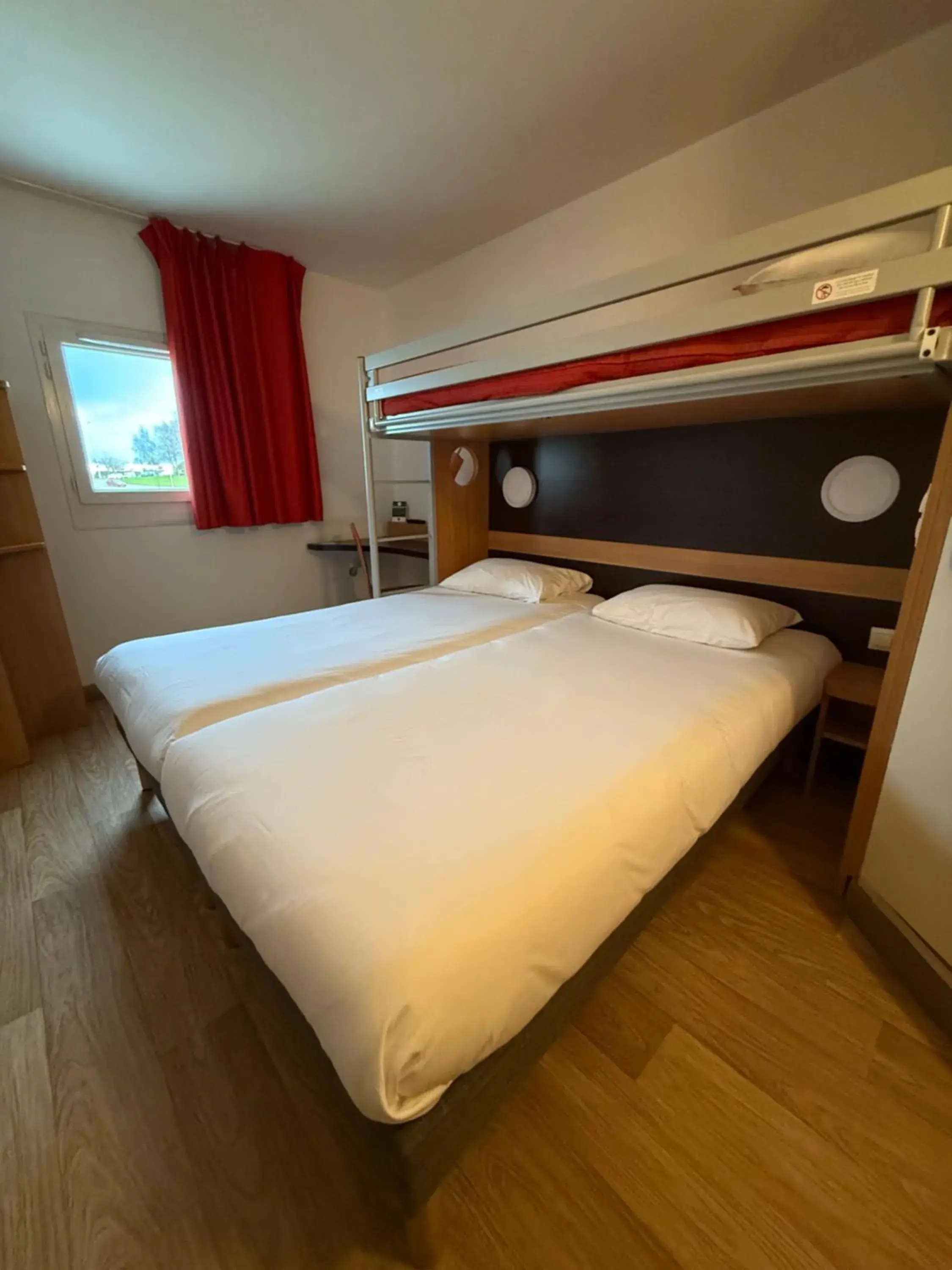 Triple Room in Premiere Classe Lisieux Triple Room in Premiere Classe Lisieux